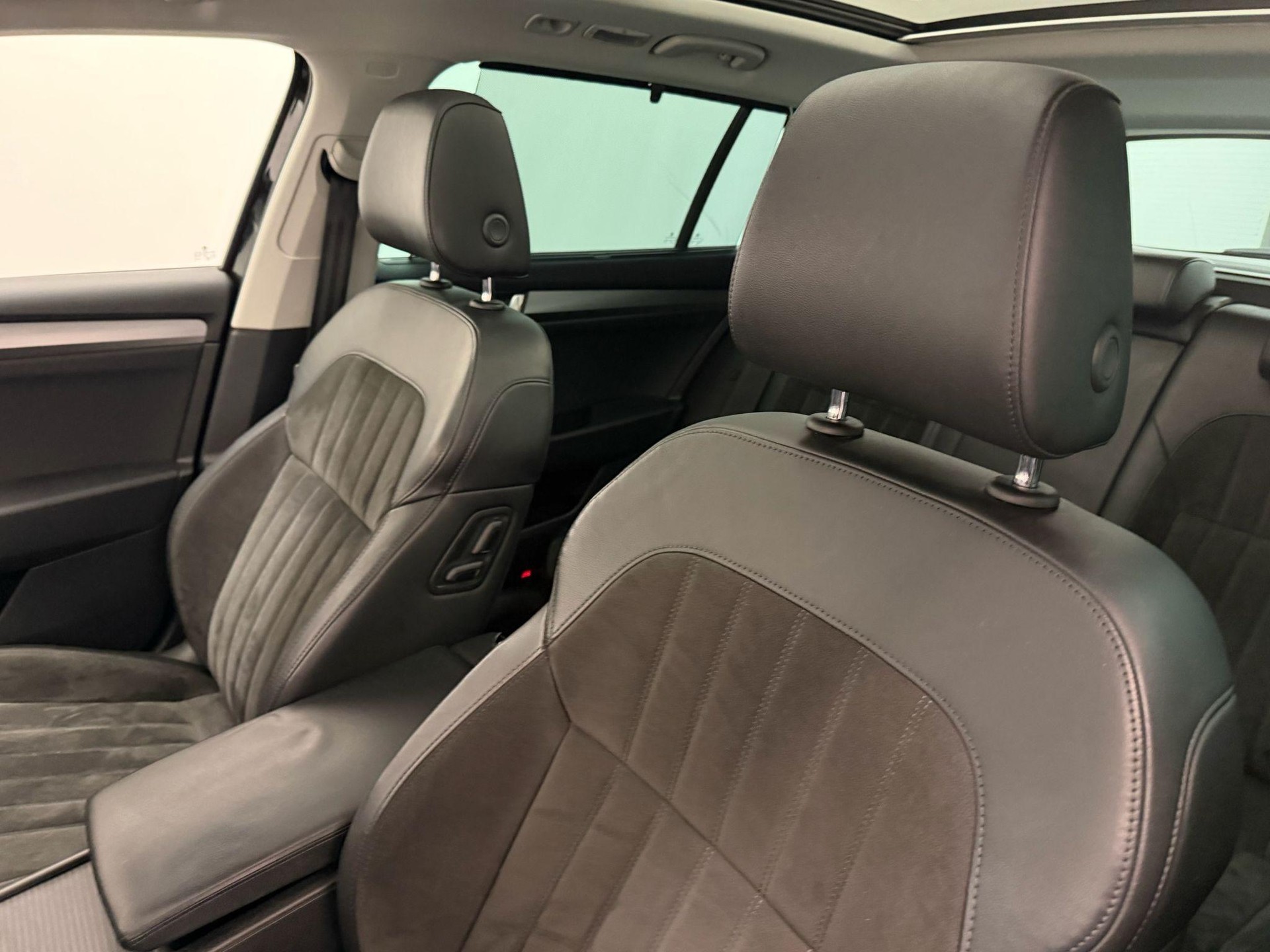 SKODA Superb Combi 2.0 TDI 190 Style 4x4 DSG-image-13