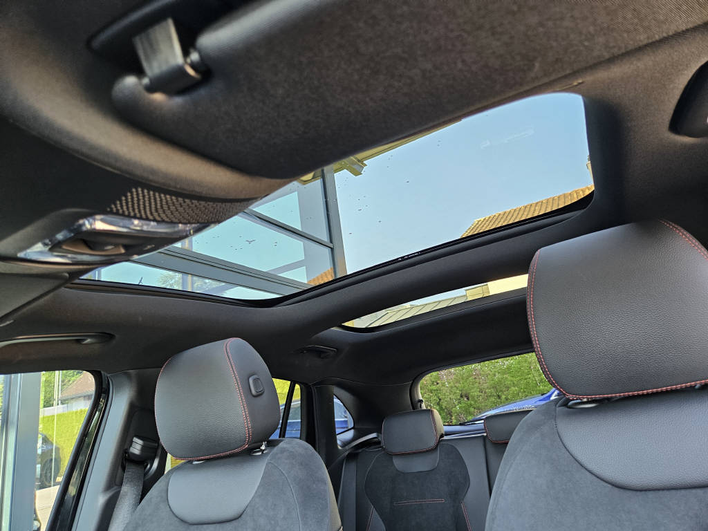 MERCEDES-BENZ GLA 250 4Matic AMG Line Swiss Star-image-4