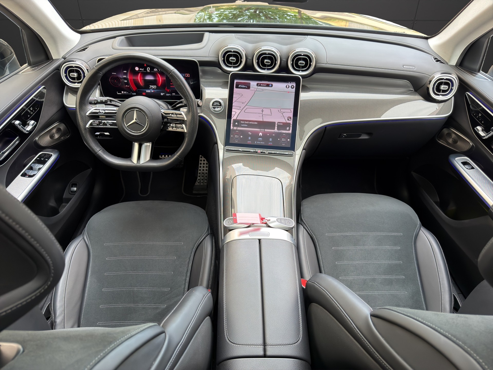 MERCEDES-BENZ GLC 220 d AMG Line Plus 4Matic 9G-Tronic Pano/AHK-image-7