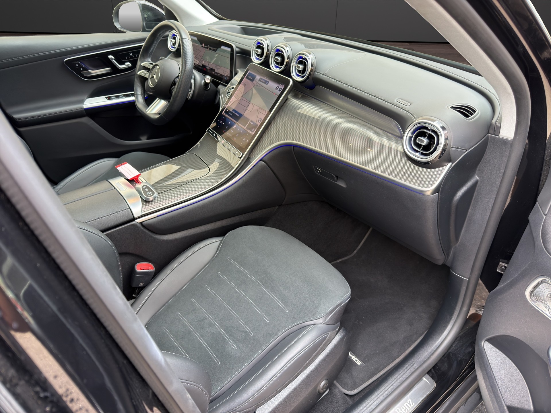 MERCEDES-BENZ GLC 220 d AMG Line Plus 4Matic 9G-Tronic Pano/AHK-image-10