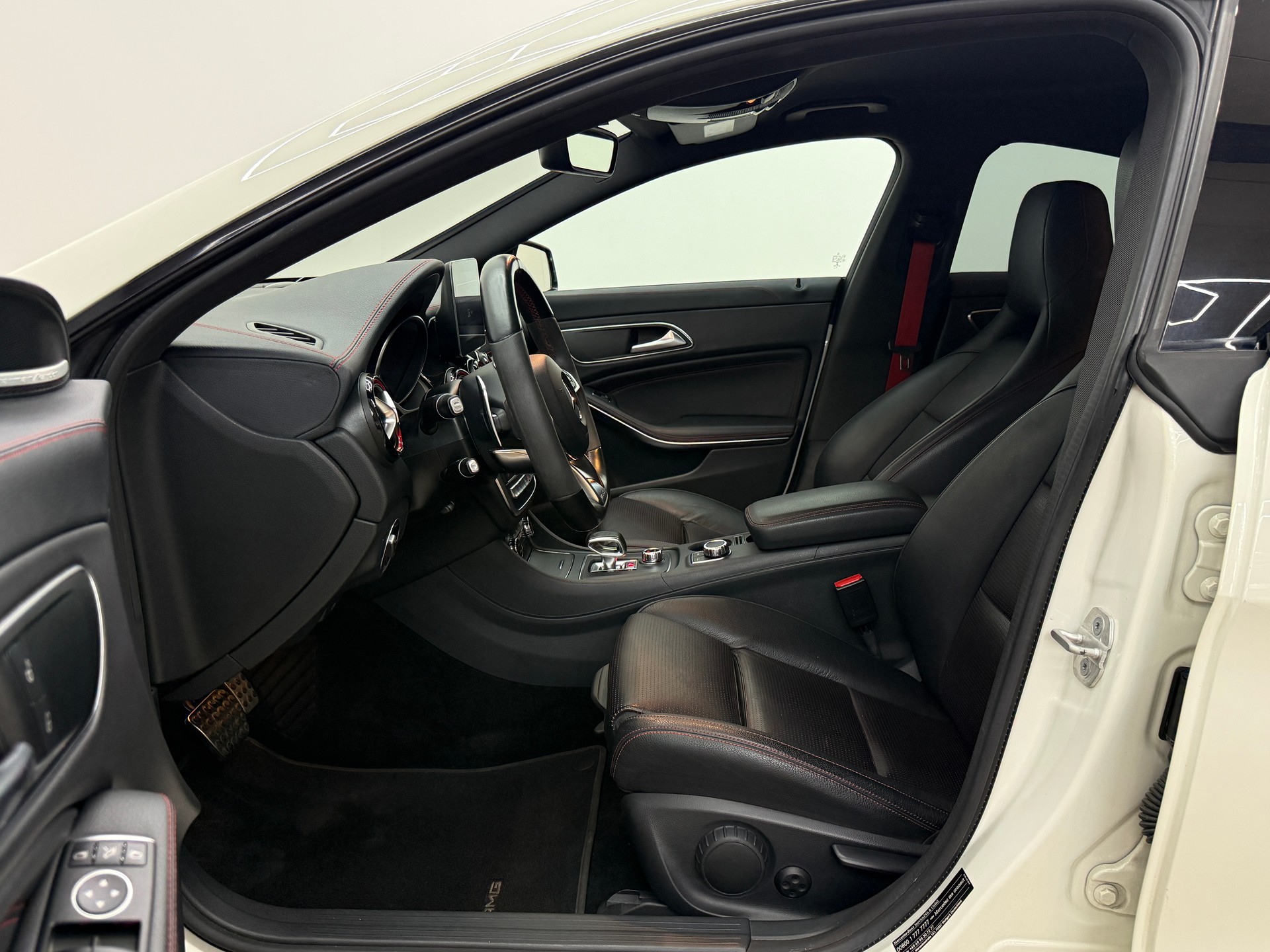 MERCEDES-BENZ CLA 45 AMG 4Matic Speedshift-image-18
