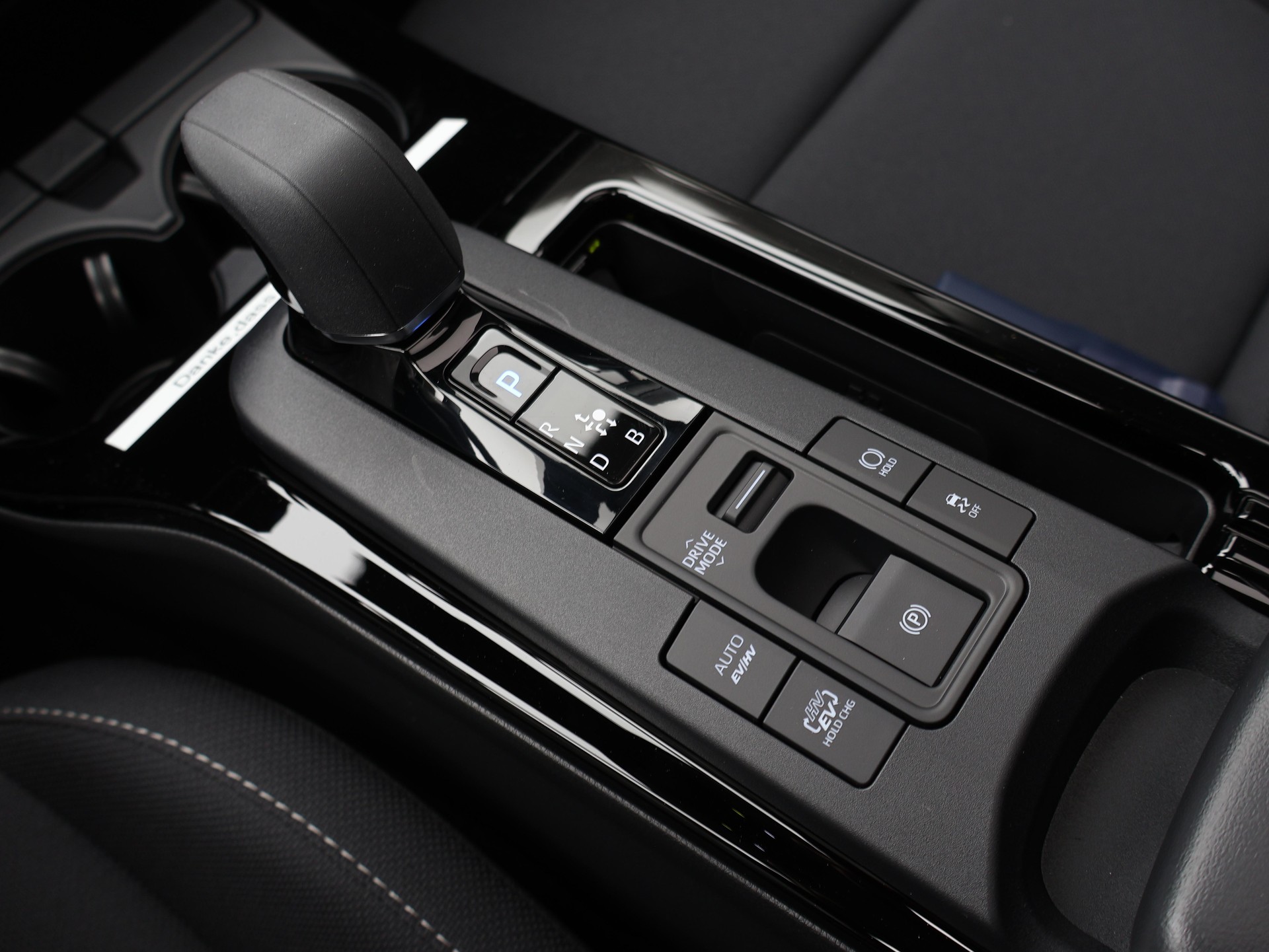 TOYOTA Prius 2.0 Plug-In-Hybrid Style-image-17