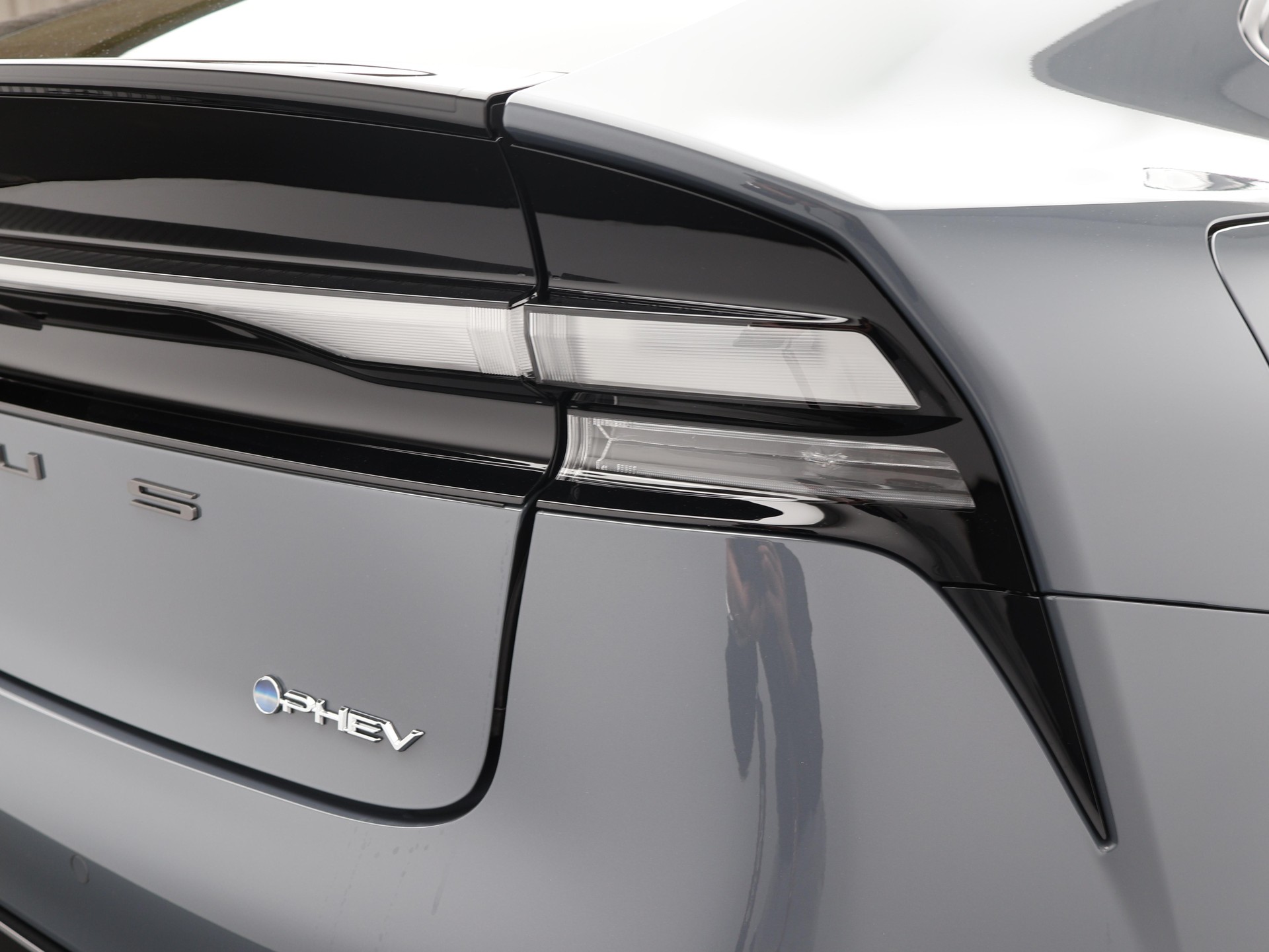 TOYOTA Prius 2.0 Plug-In-Hybrid Style-image-18