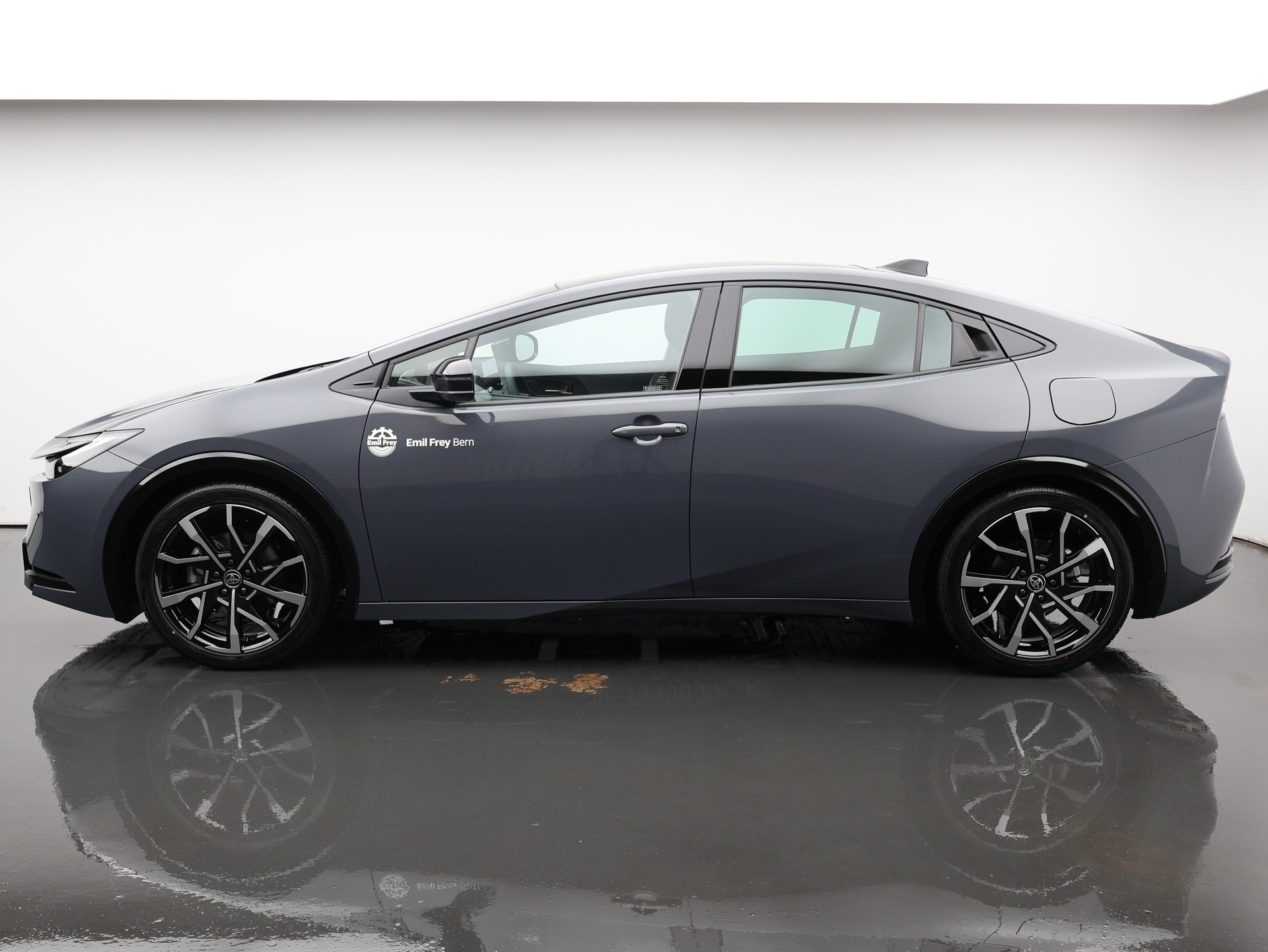 TOYOTA Prius 2.0 Plug-In-Hybrid Style-image-1