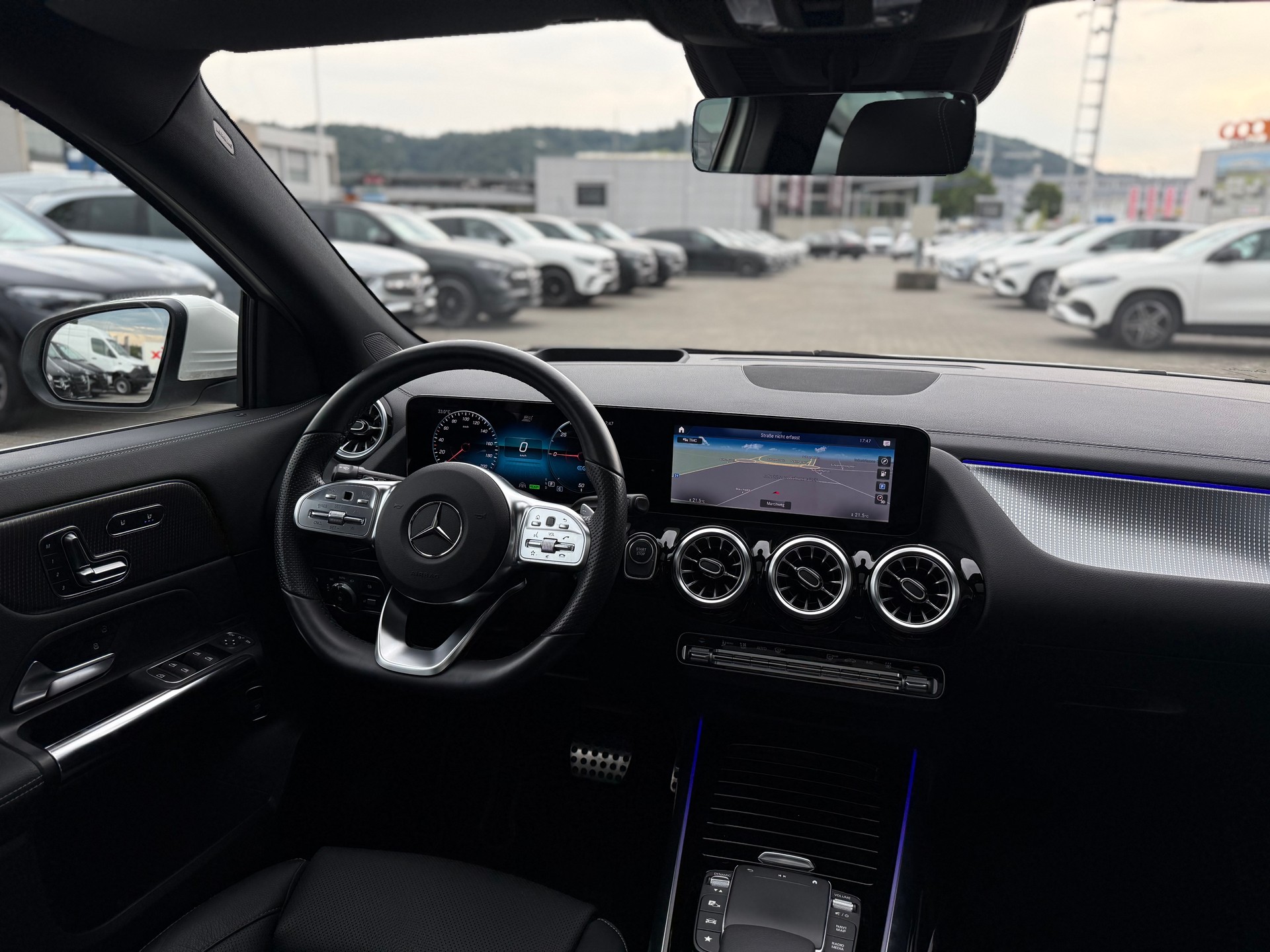 MERCEDES-BENZ EQA 300 AMG Line 4Matic-image-5