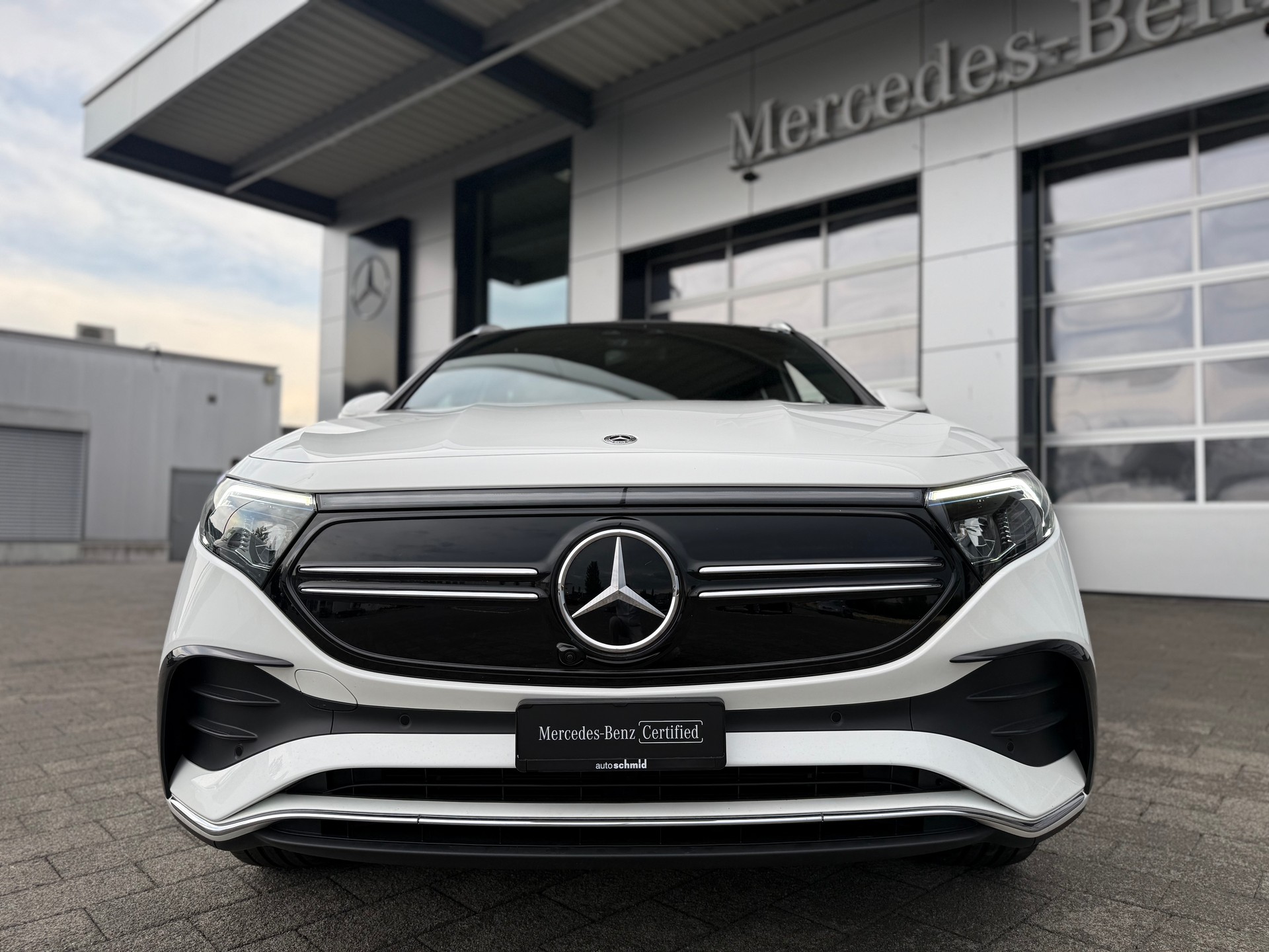 MERCEDES-BENZ EQA 300 AMG Line 4Matic-showroom-element-2