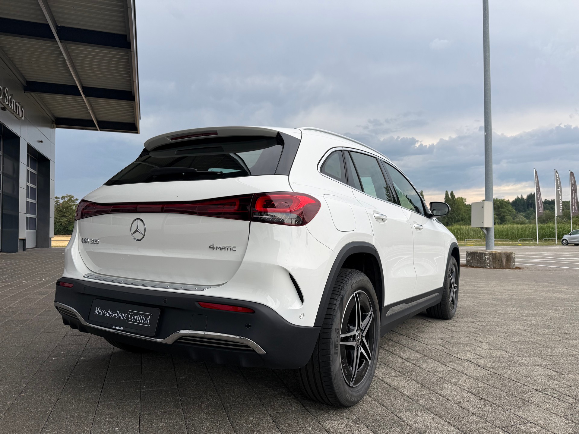 MERCEDES-BENZ EQA 300 AMG Line 4Matic-showroom-element-1
