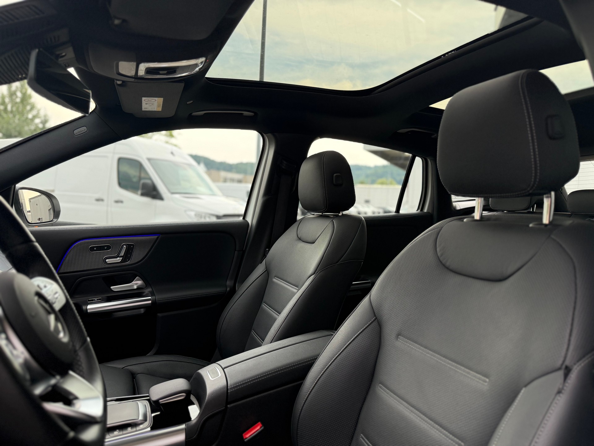 MERCEDES-BENZ EQA 300 AMG Line 4Matic-image-4
