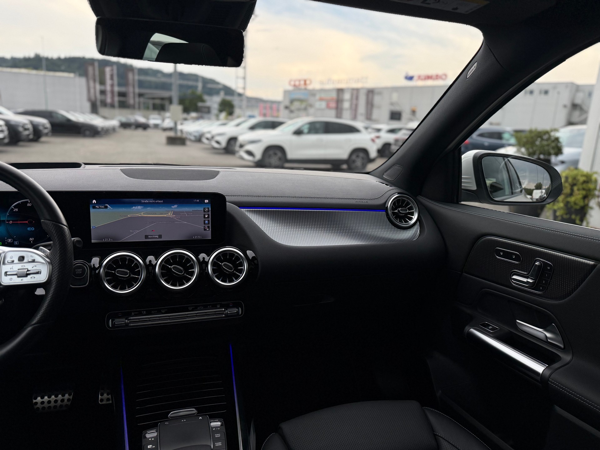 MERCEDES-BENZ EQA 300 AMG Line 4Matic-image-6