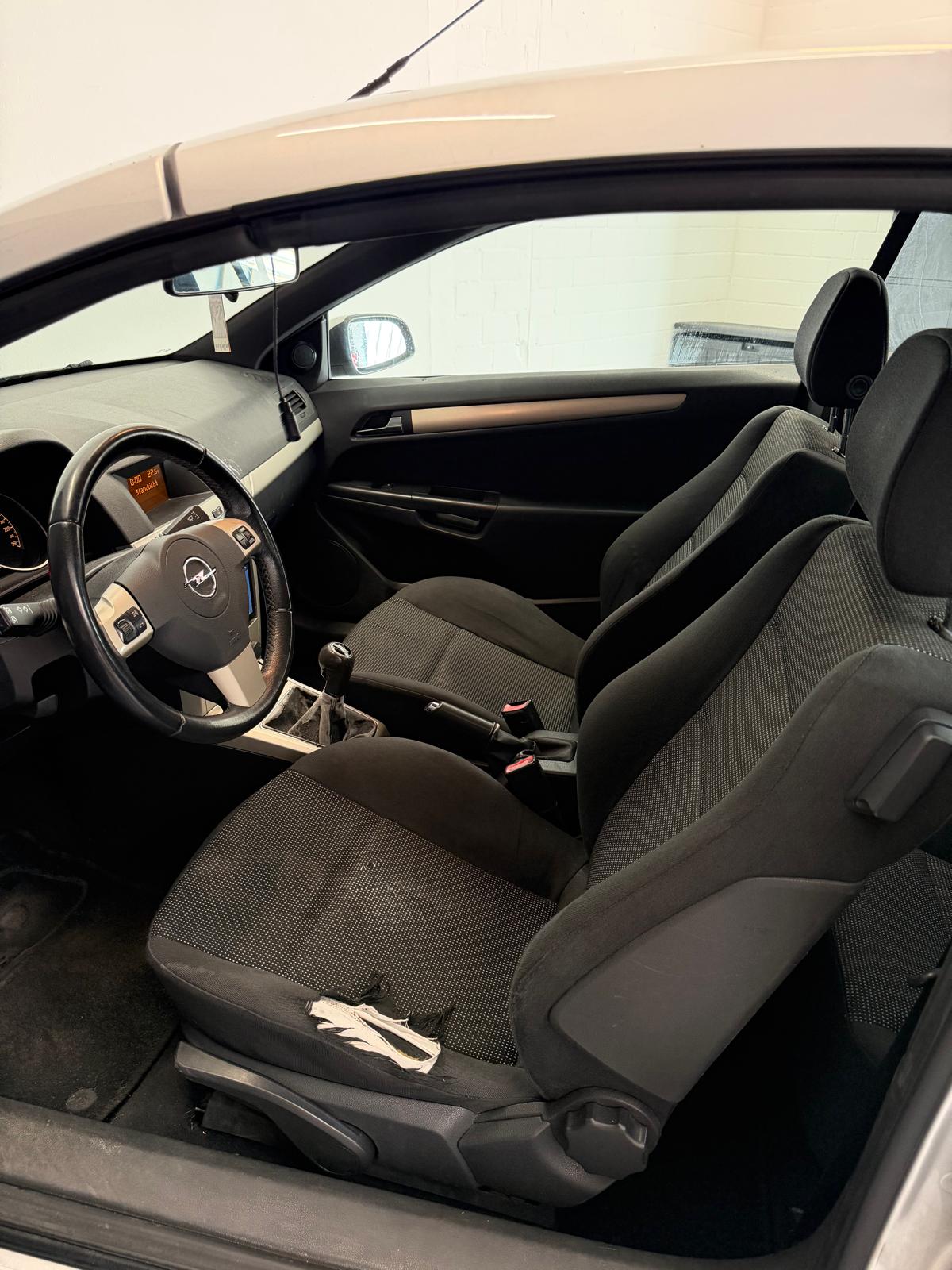 OPEL Astra TT 1.8i 16V Cosmo ***CH-Fahrzeug***-image-9