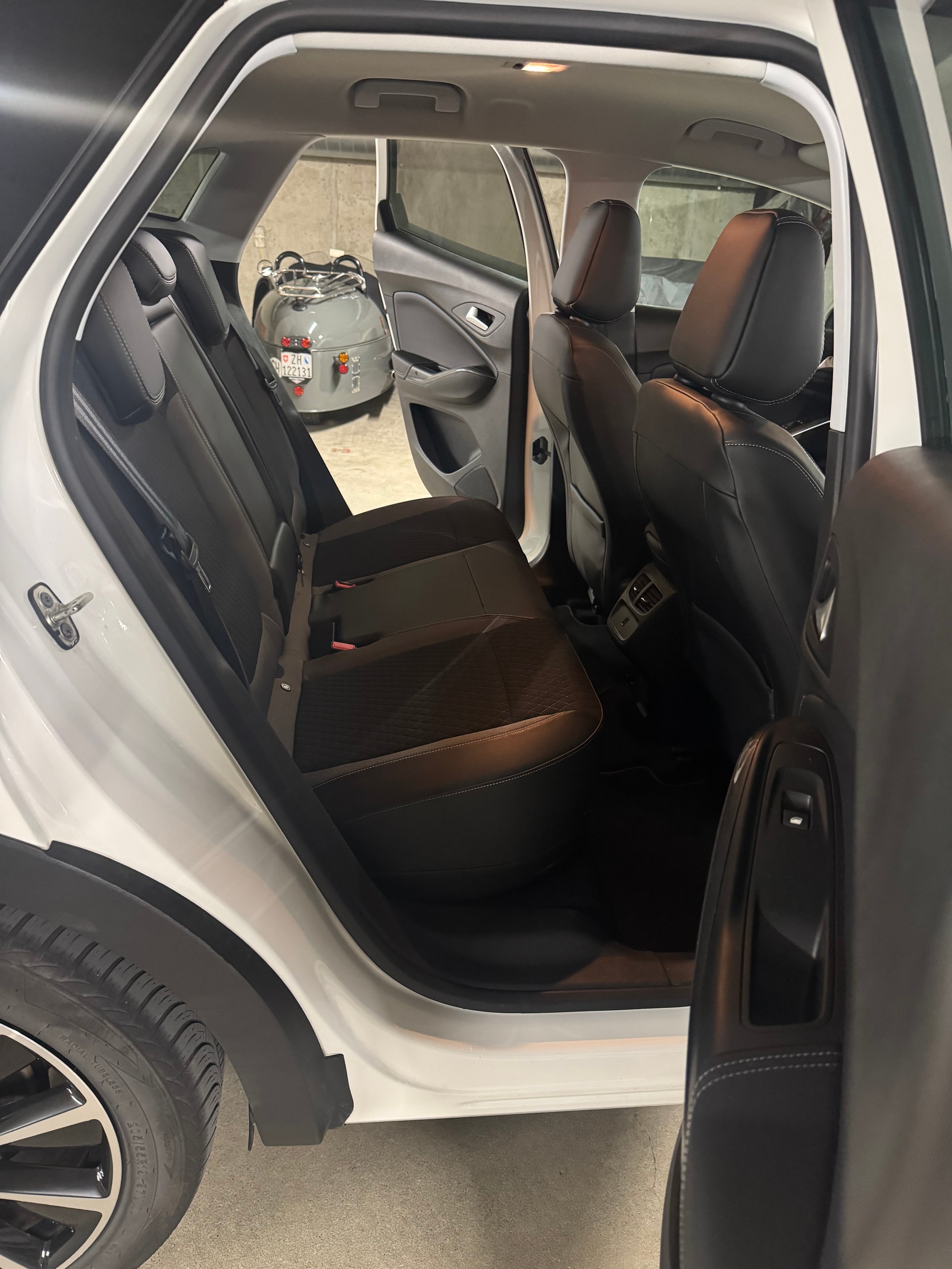 OPEL Grandland X 1.6 Hybrid4 Excellence Automatik-image-11