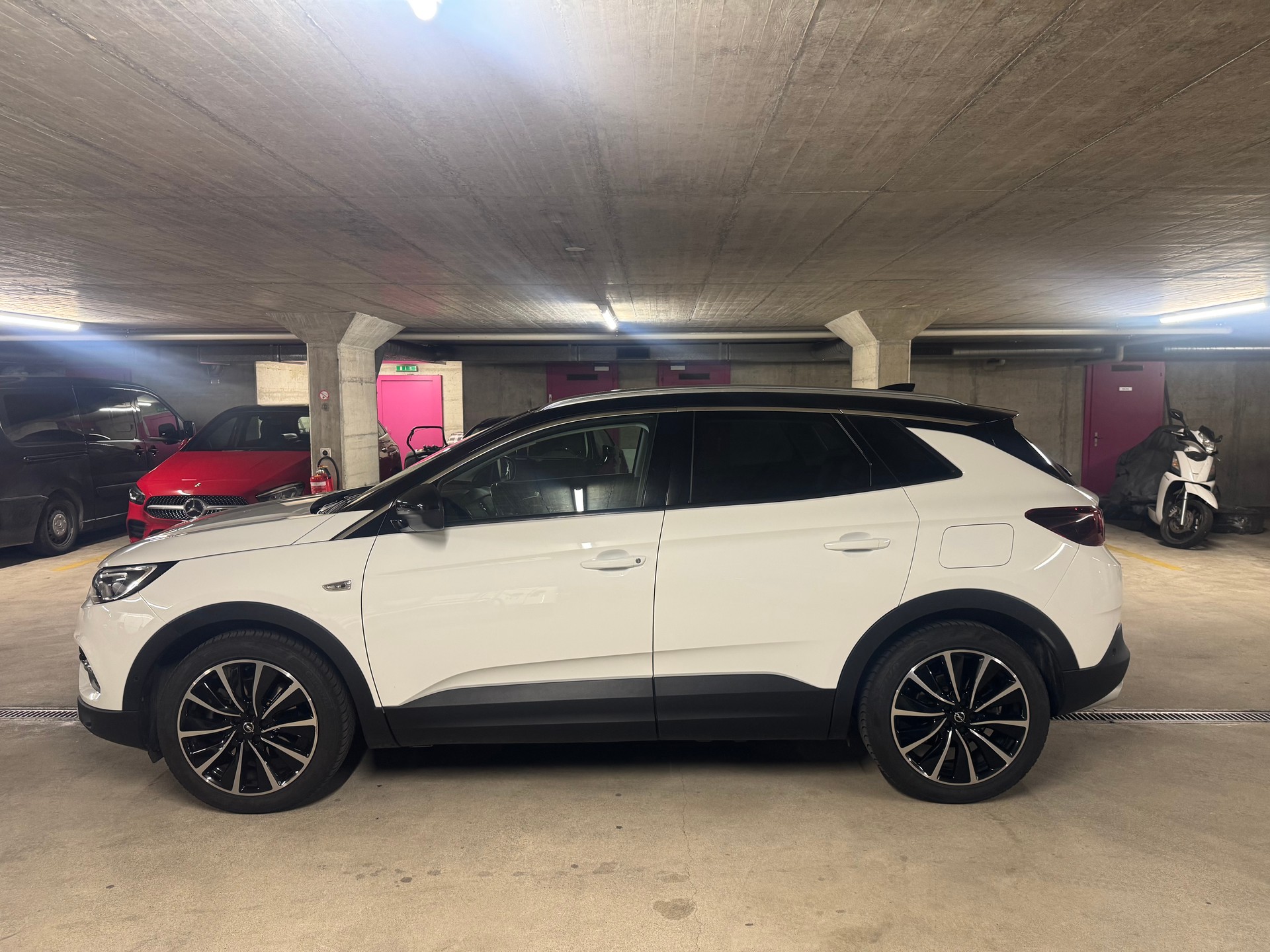 OPEL Grandland X 1.6 Hybrid4 Excellence Automatik-image-3