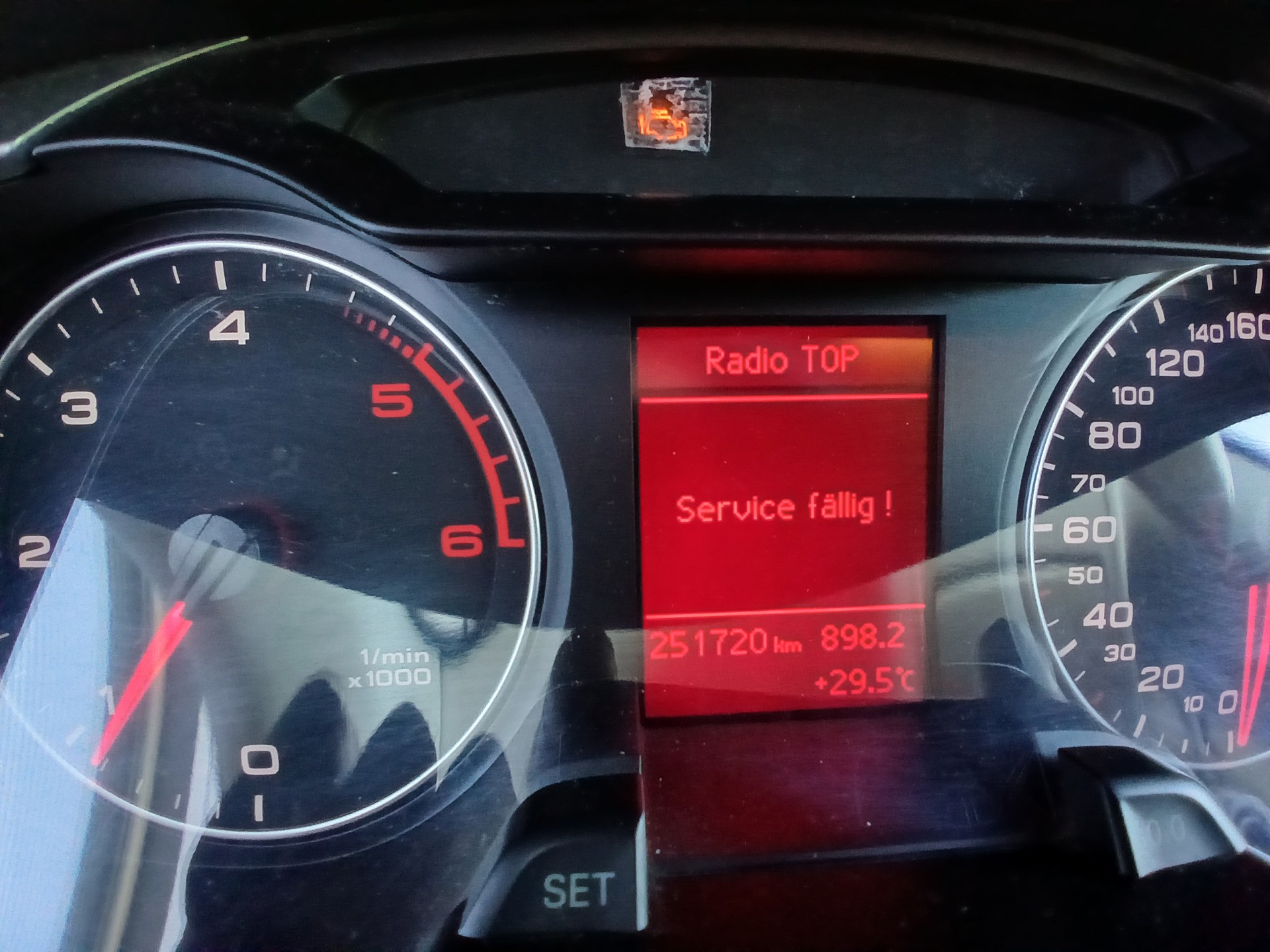AUDI A4 Avant 2.0 TDI-image-11