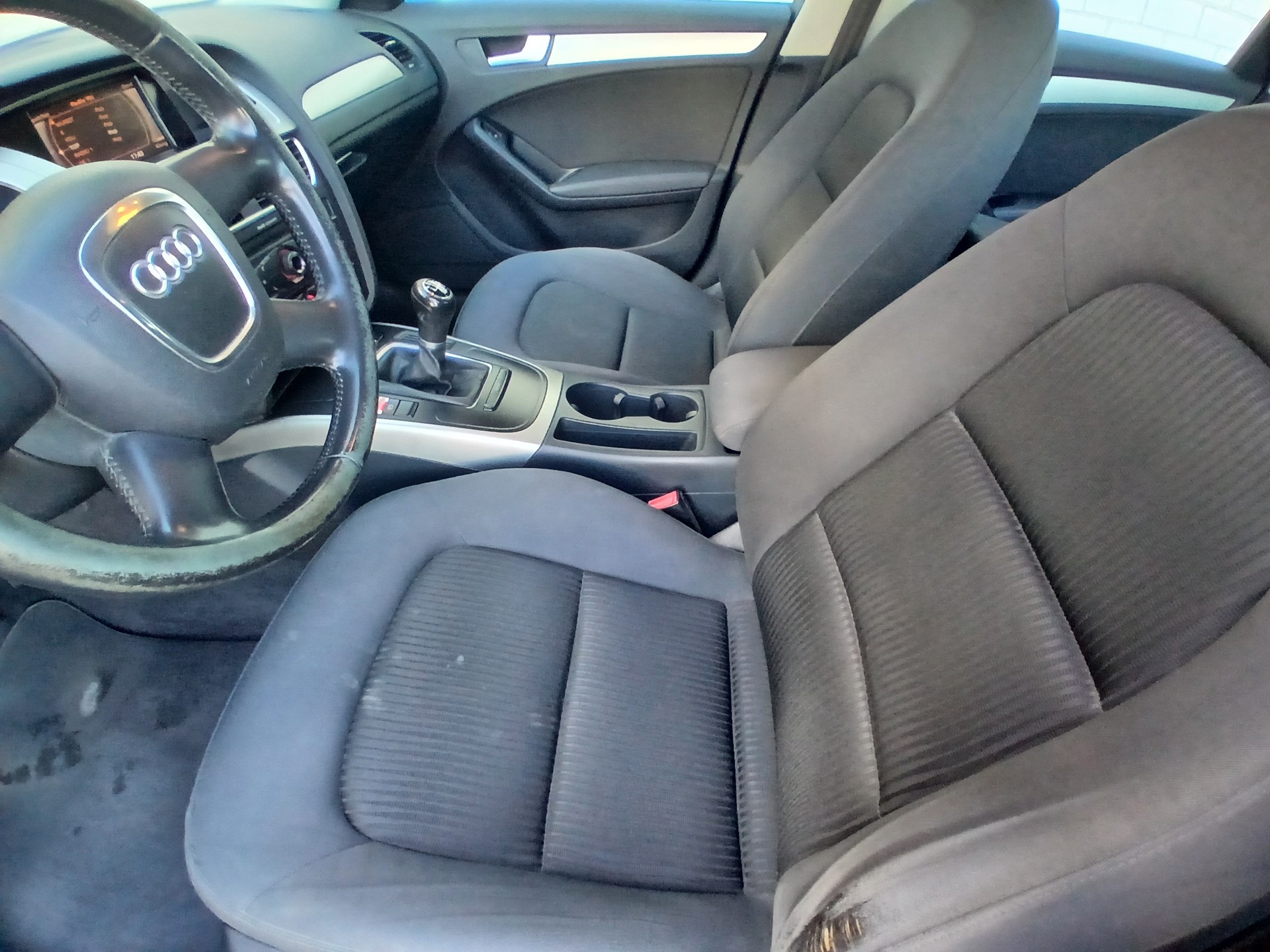AUDI A4 Avant 2.0 TDI-image-8