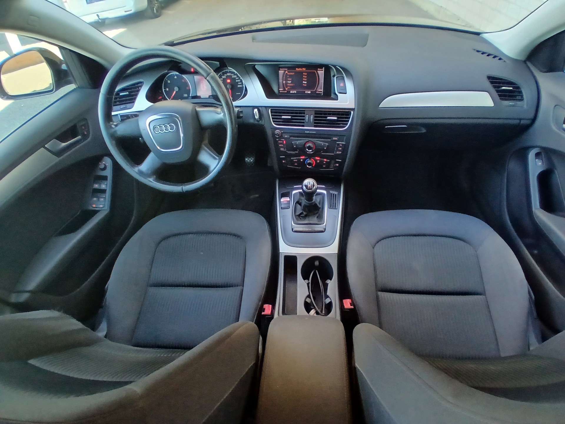 AUDI A4 Avant 2.0 TDI-image-9