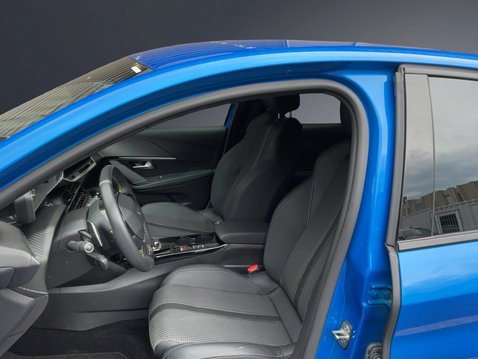 PEUGEOT 208 1.2 PureTech GT EAT8-image-6