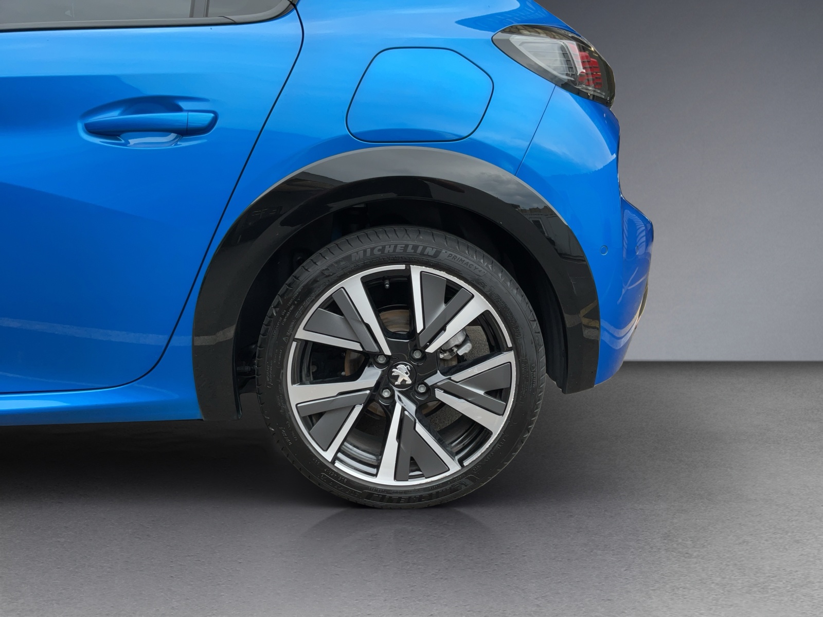 PEUGEOT 208 1.2 PureTech GT EAT8-image-5
