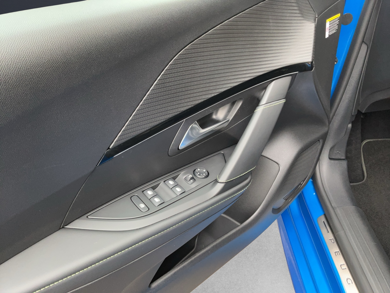 PEUGEOT 208 1.2 PureTech GT EAT8-image-9