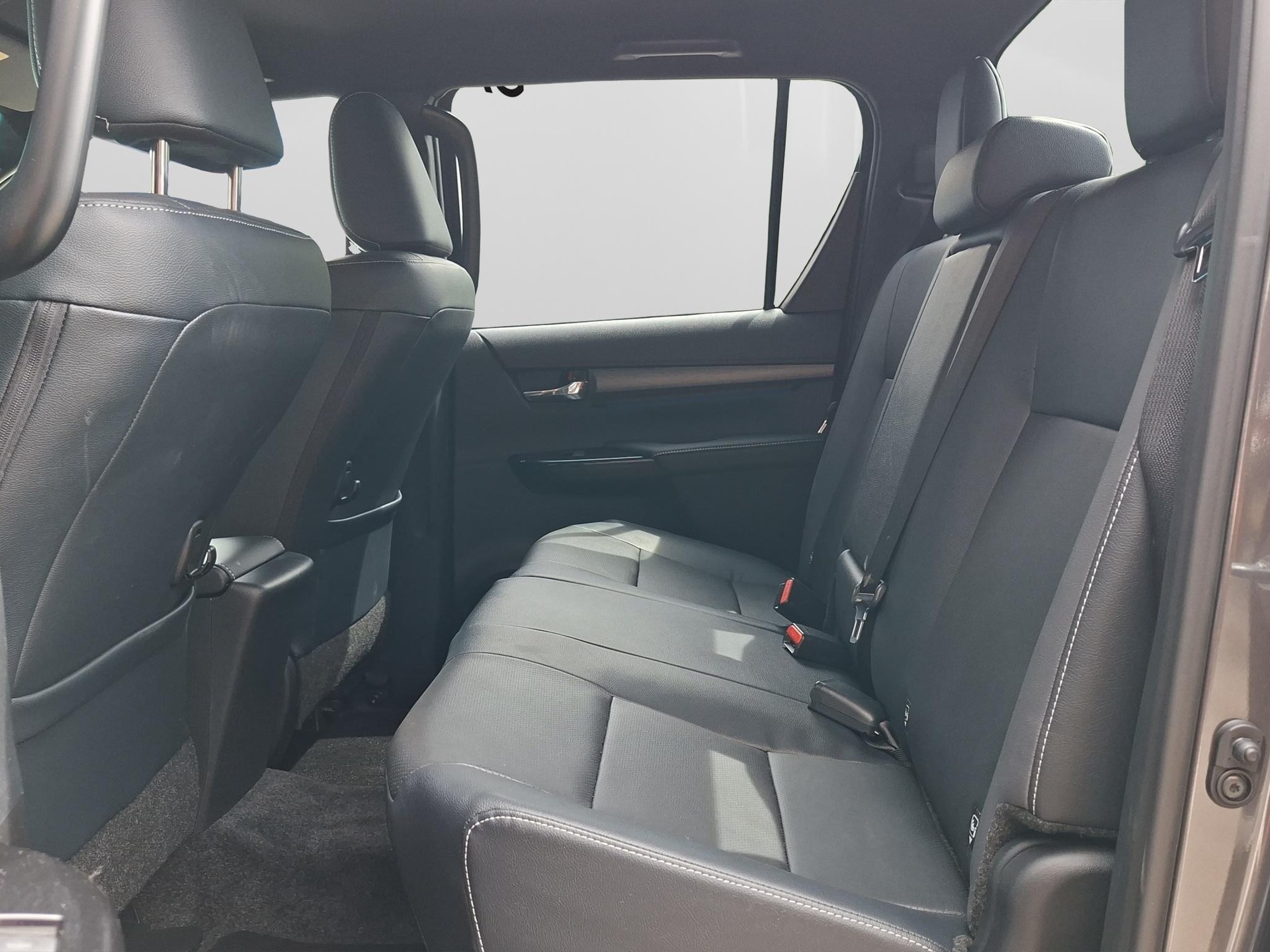 TOYOTA Hilux Double Cab.-Pick-up 2.8 D-4D MHEV 204 Invincible-image-9