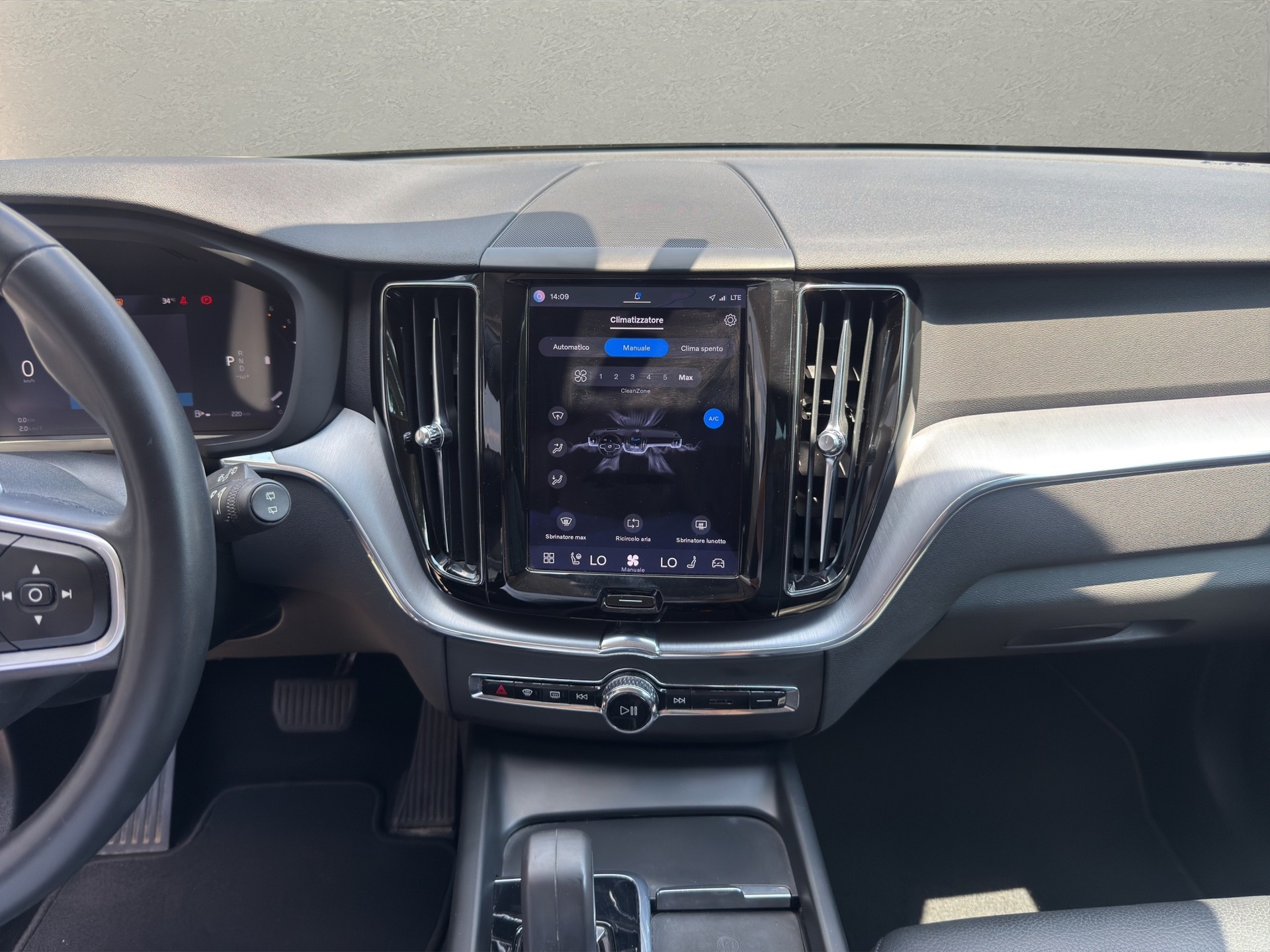 VOLVO XC60 B4 Diesel Mild Hybrid AWD Momentum Geartronic-image-9