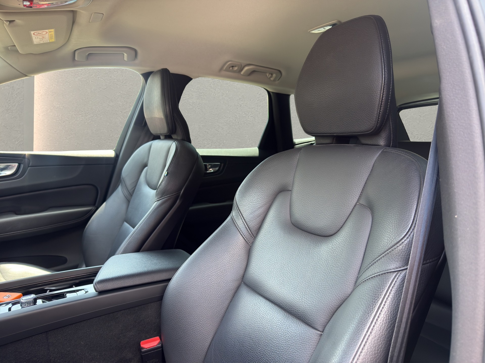 VOLVO XC60 B4 Diesel Mild Hybrid AWD Momentum Geartronic-image-12