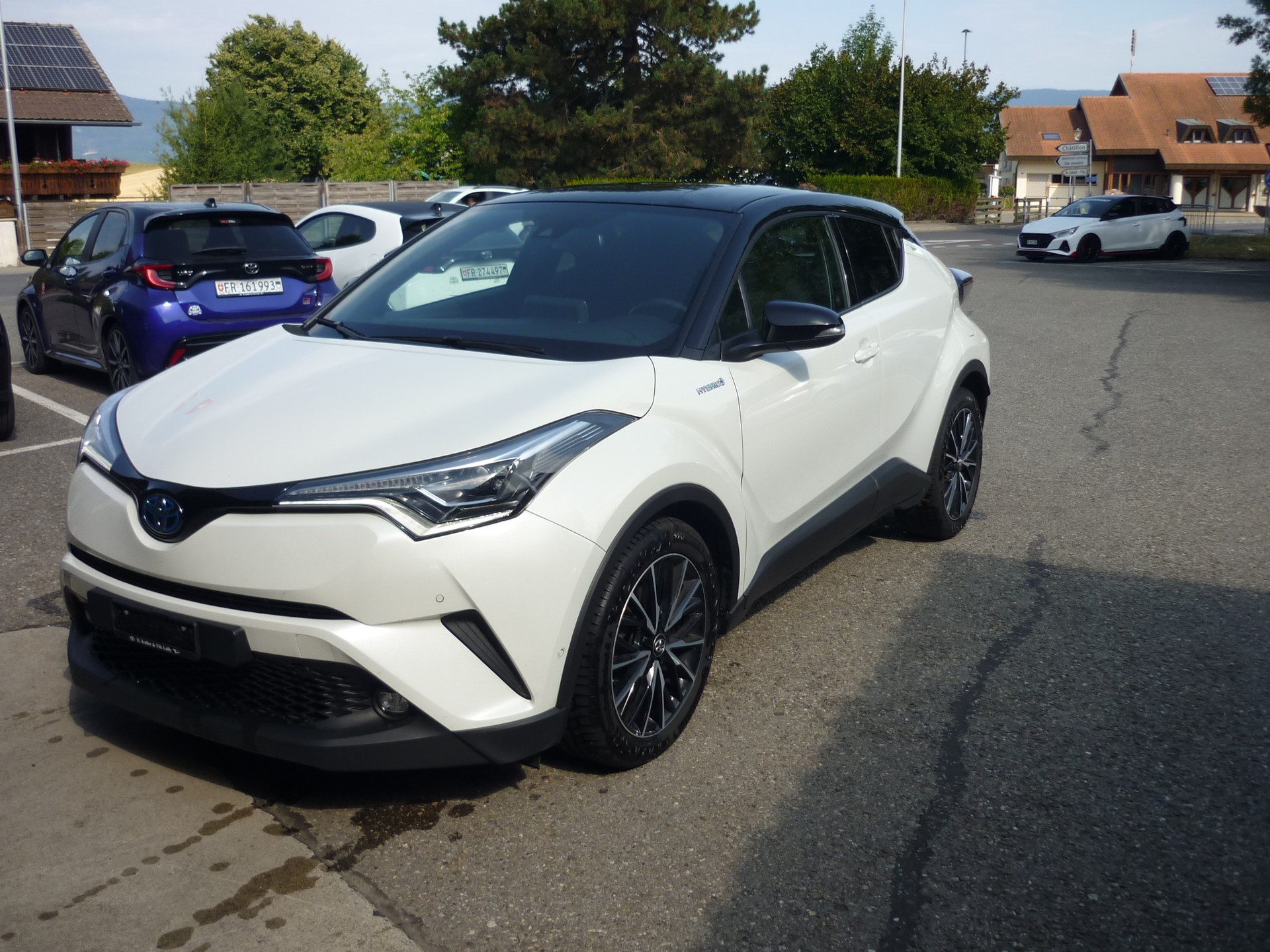 TOYOTA C-HR 1.8 HSD Trend CVT-image-1