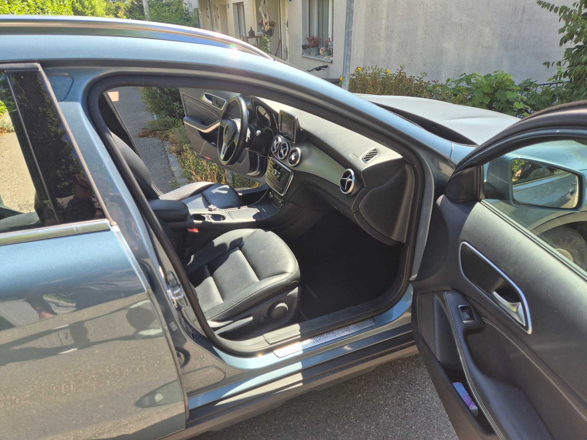 MERCEDES-BENZ GLA 220 d Urban 4m-image-2