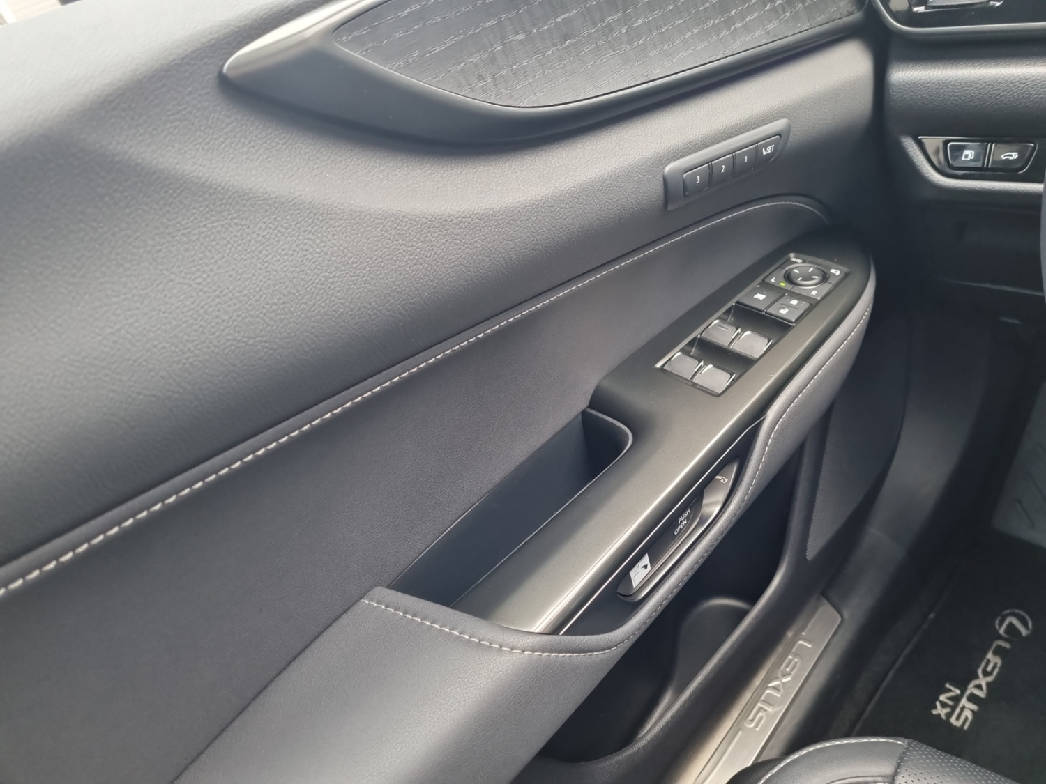 LEXUS NX 450h+ excellence AWD-image-12