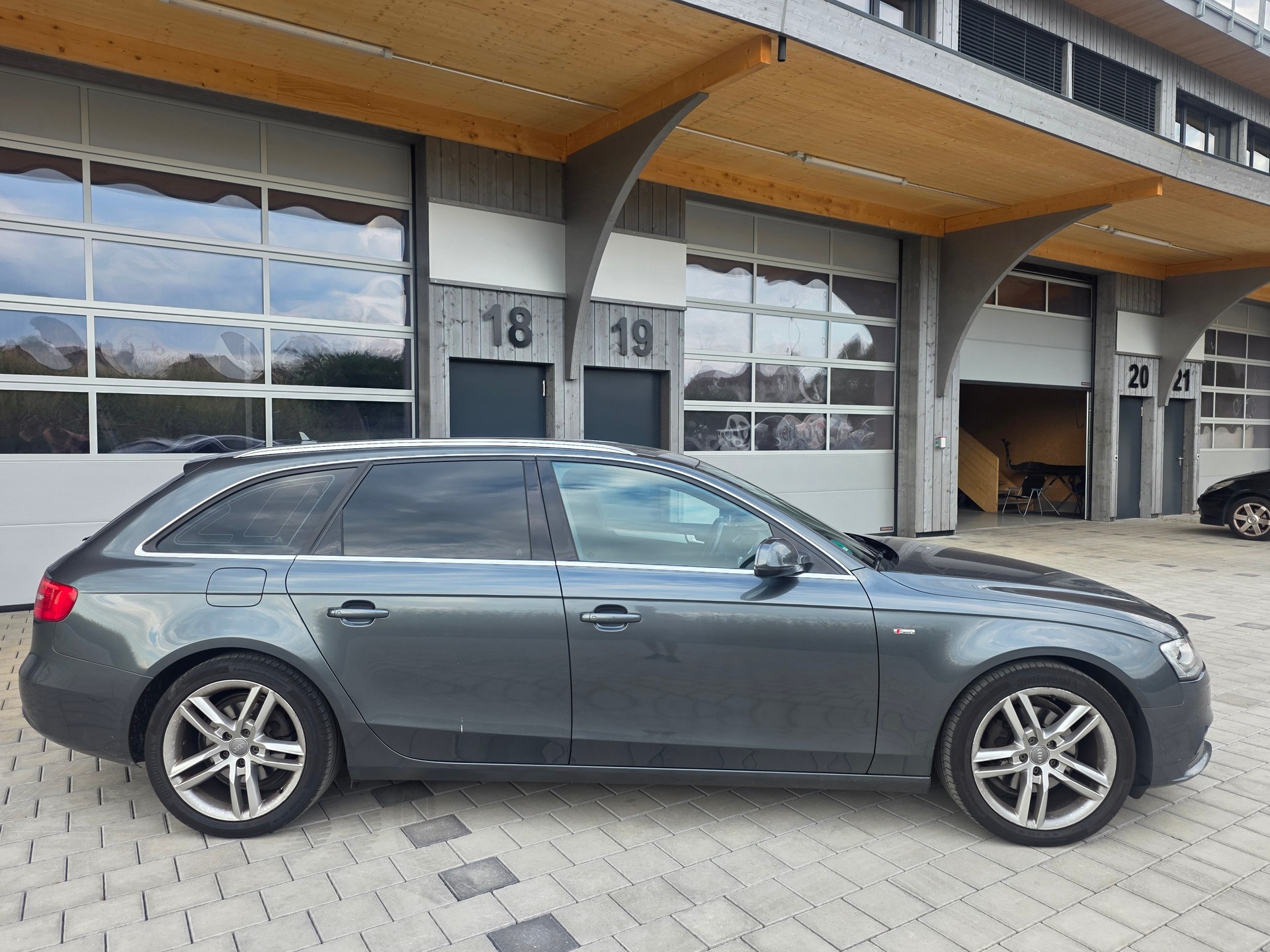 AUDI A4 Avant 2.0 TDI quattro S-tronic-image-7