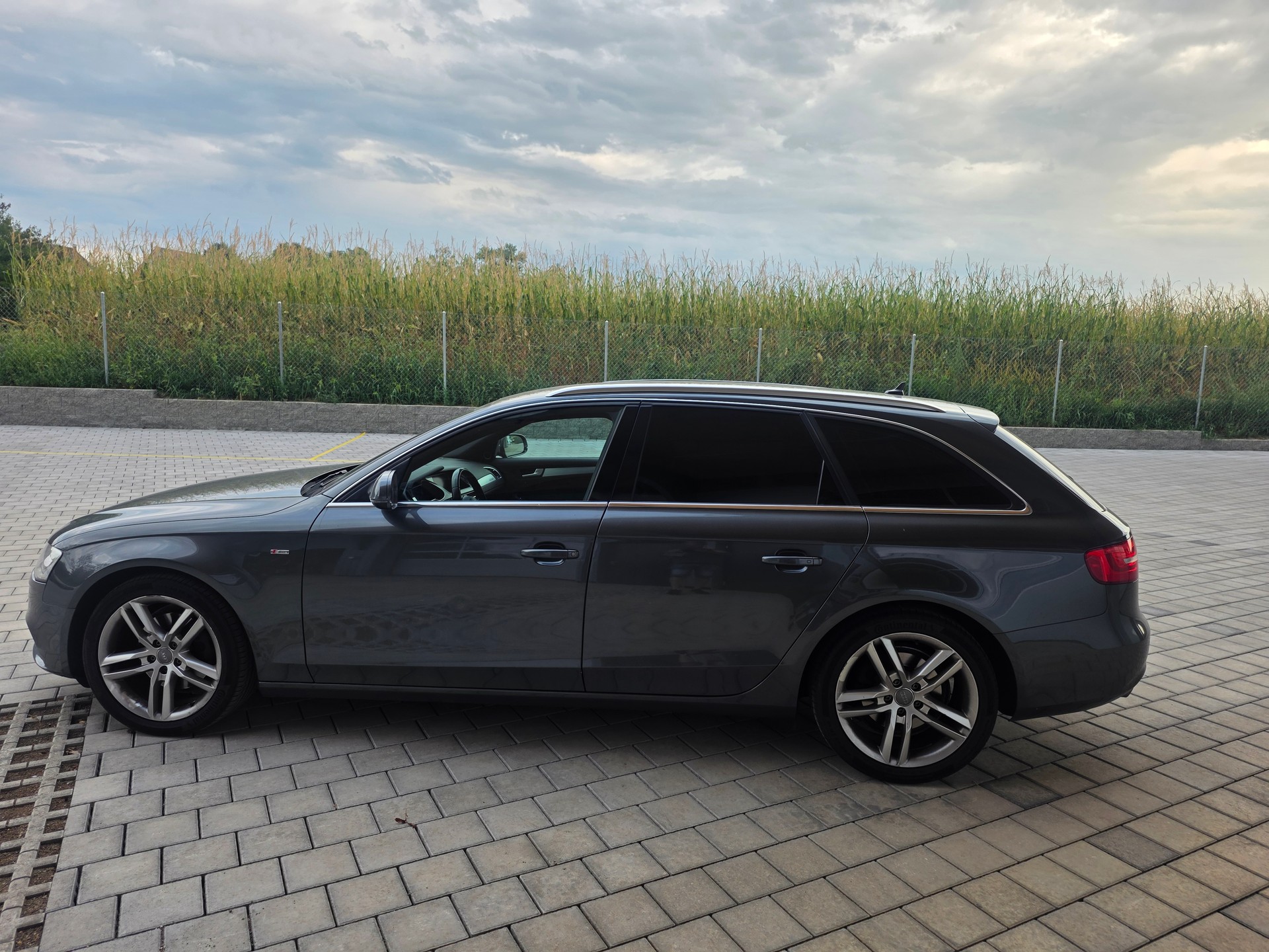 AUDI A4 Avant 2.0 TDI quattro S-tronic-image-6