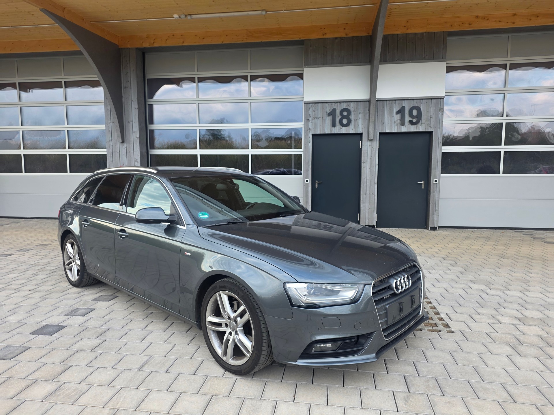 AUDI A4 Avant 2.0 TDI quattro S-tronic-image-2