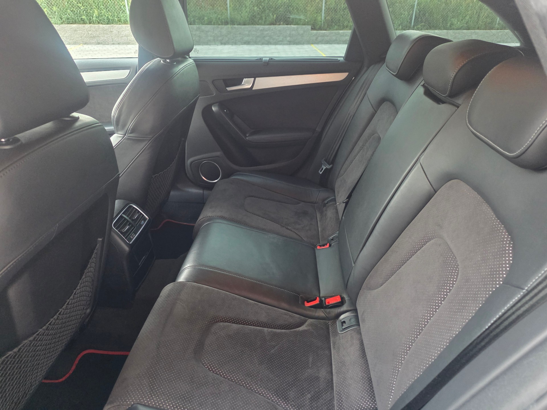 AUDI A4 Avant 2.0 TDI quattro S-tronic-image-12