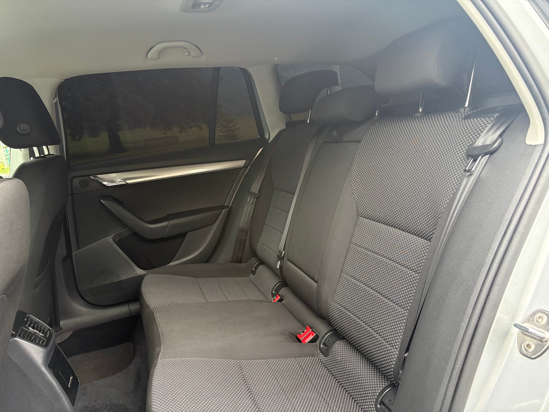 SKODA Octavia Combi 2.0 TDI Ambition 4x4 DSG-image-9