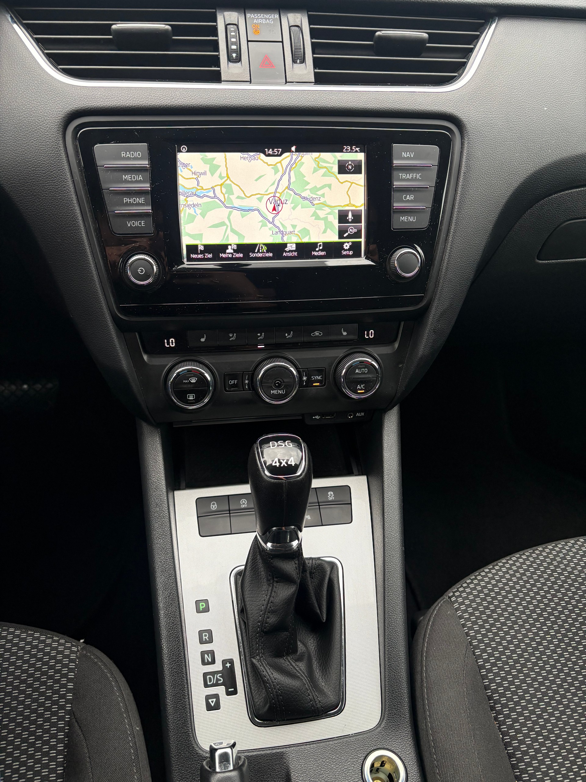 SKODA Octavia Combi 2.0 TDI Ambition 4x4 DSG-image-7