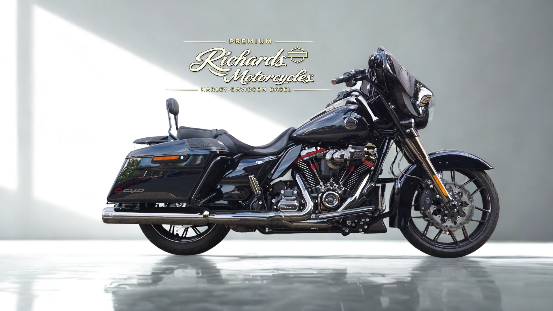 HARLEY-DAVIDSON FLHXSE Street Glide CVO 117