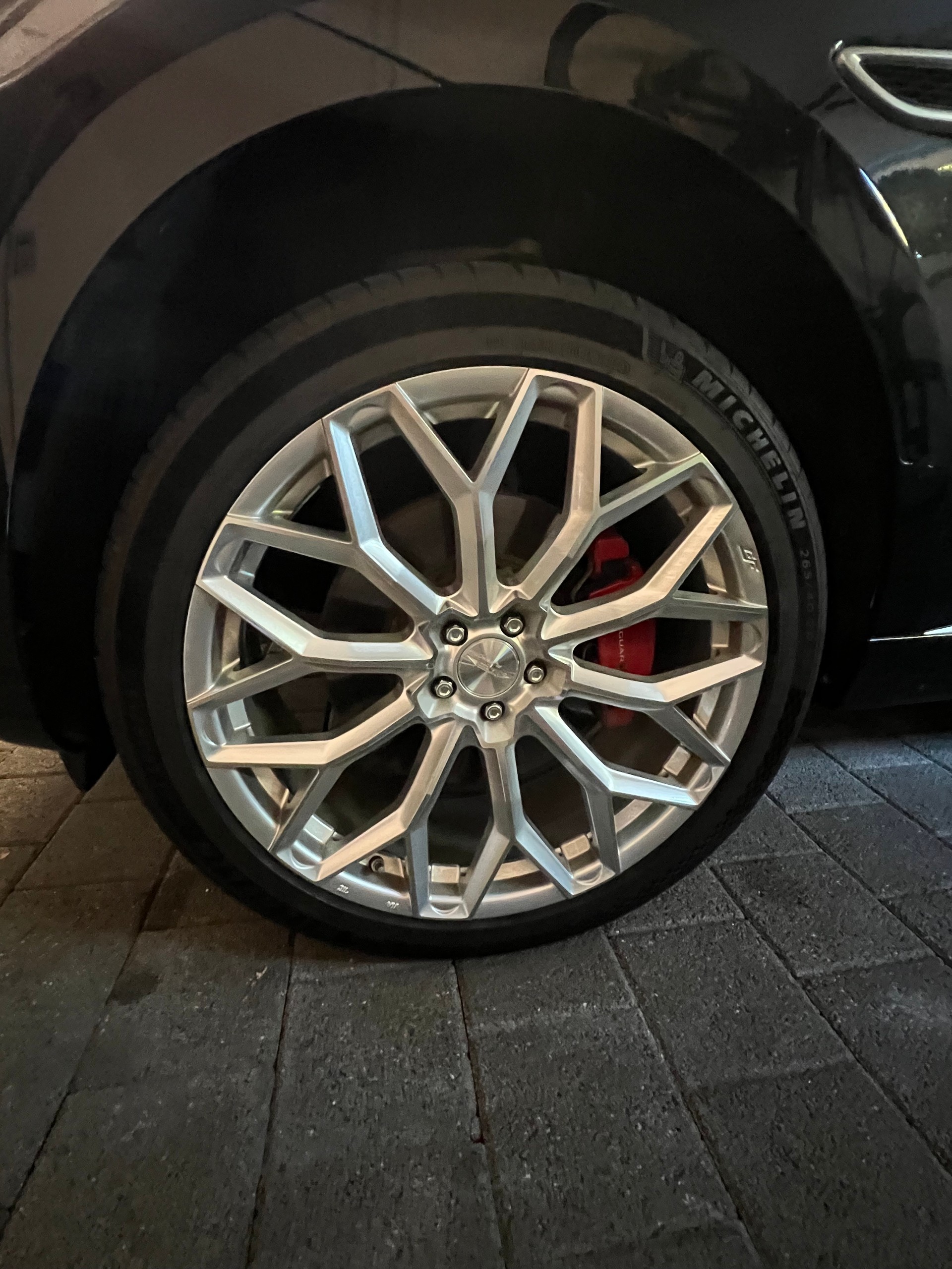 JAGUAR 2.0 P400e R-Dynamic HSE AWD-image-1