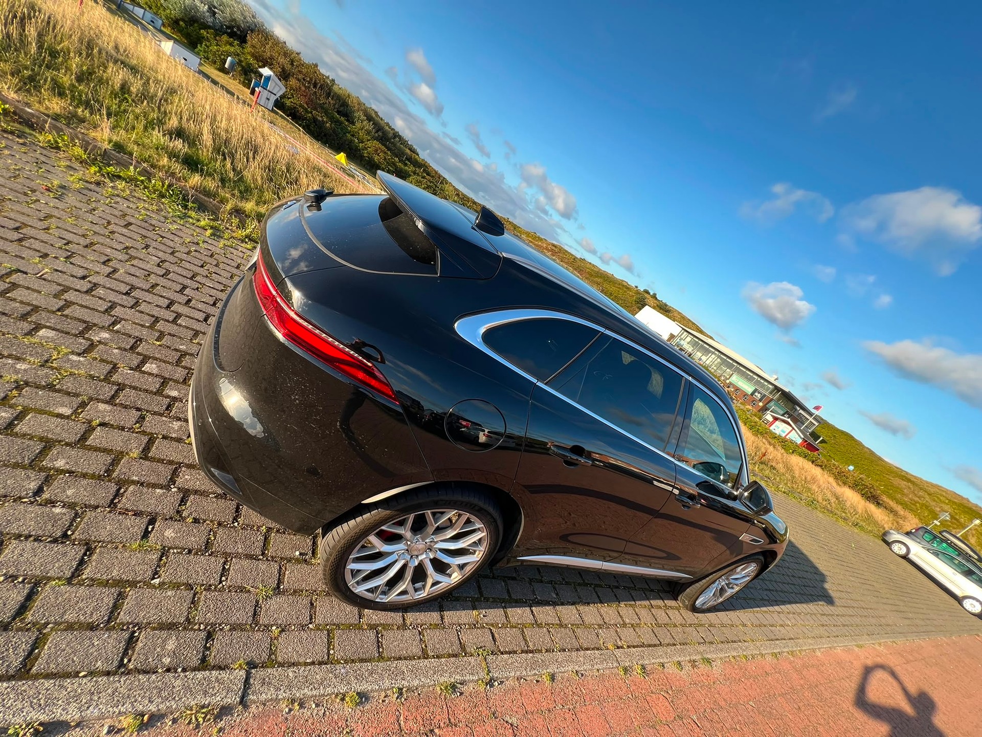 JAGUAR 2.0 P400e R-Dynamic HSE AWD-image-2