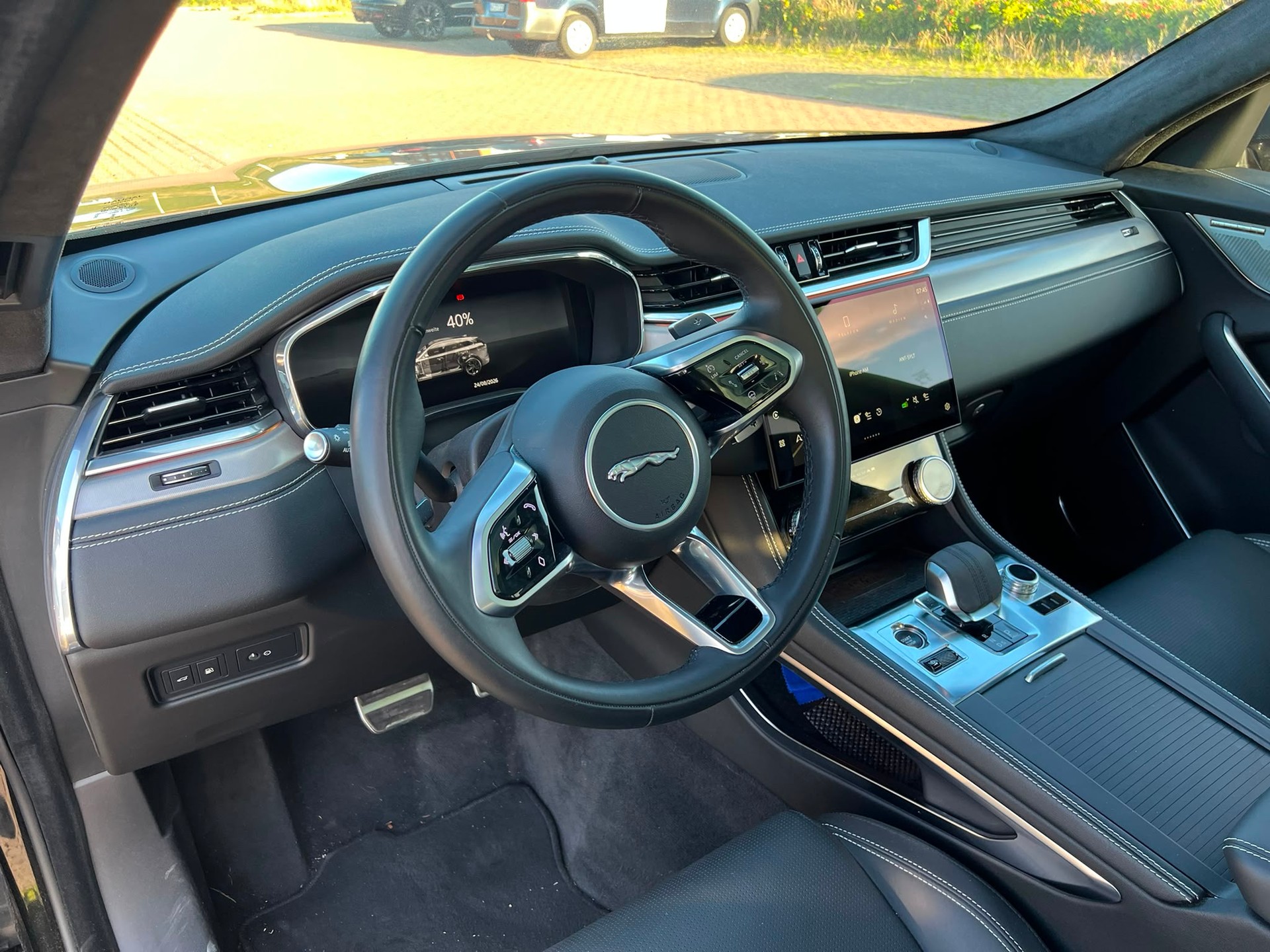 JAGUAR 2.0 P400e R-Dynamic HSE AWD-image-3