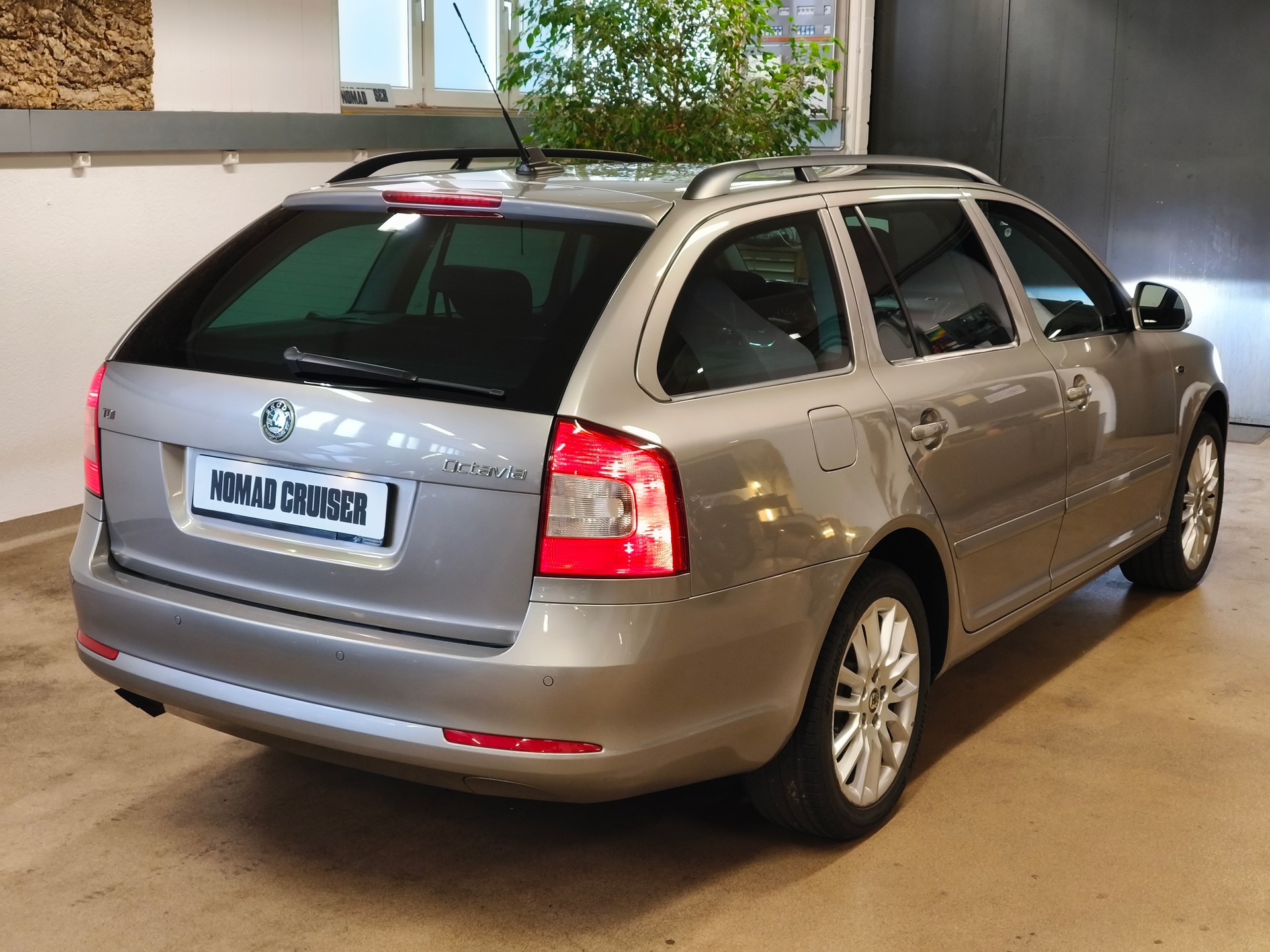 SKODA Octavia Combi 2.0 TDI Laurin & Klement DSG-image-9