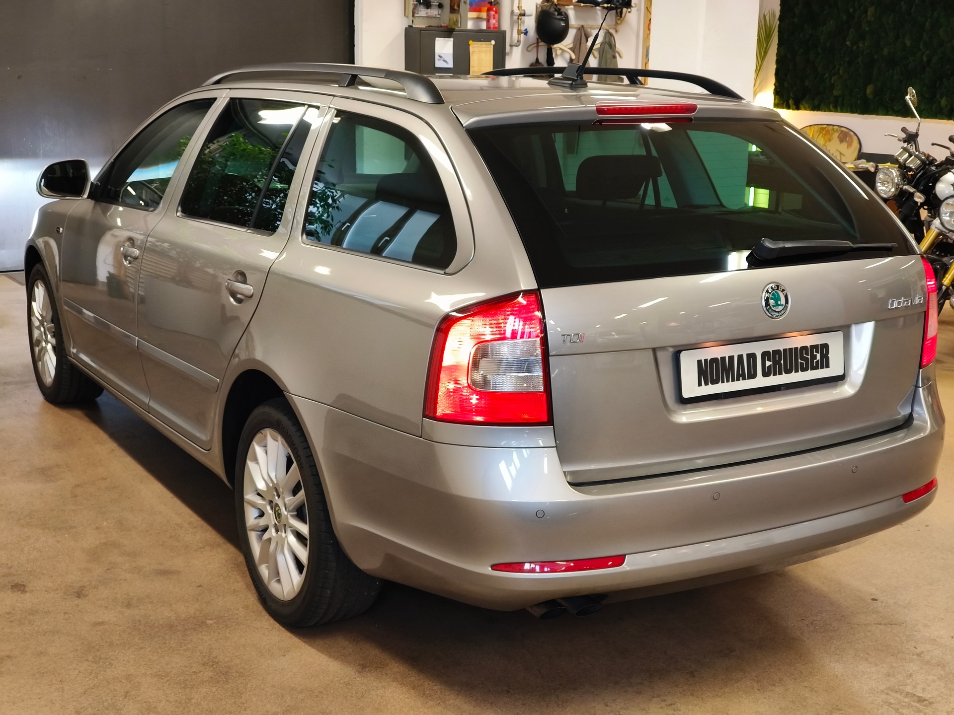 SKODA Octavia Combi 2.0 TDI Laurin & Klement DSG-image-12