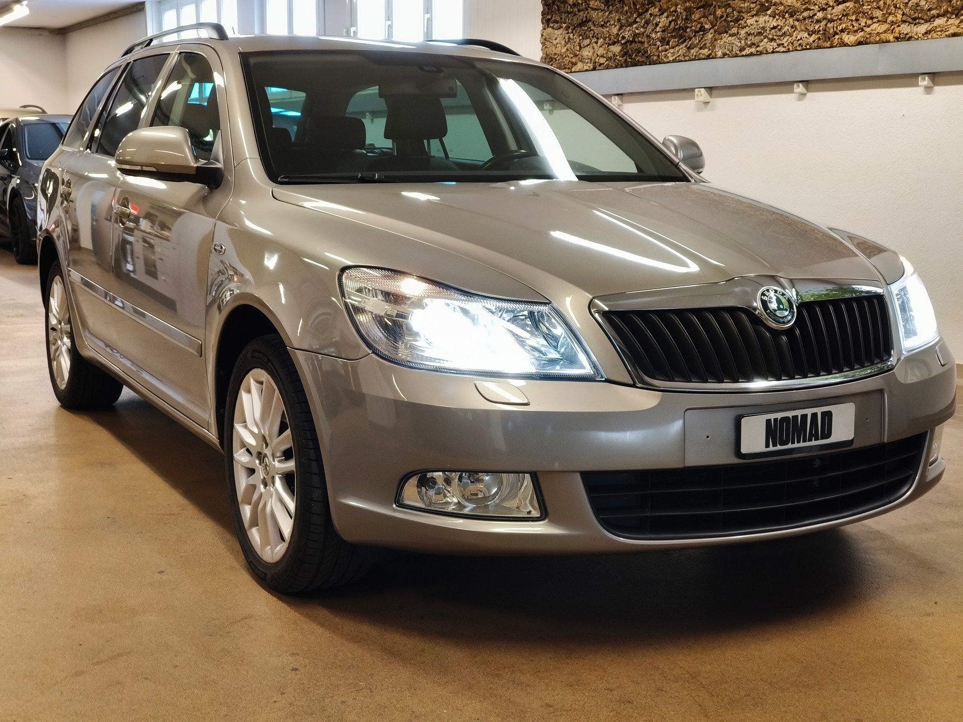 SKODA Octavia Combi 2.0 TDI Laurin & Klement DSG-image-6