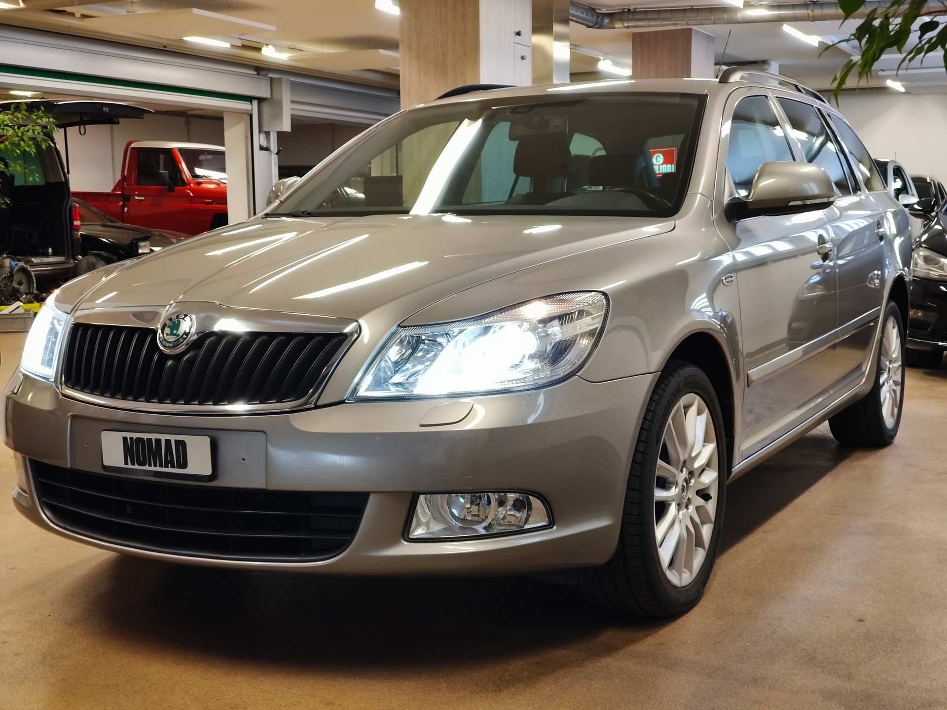 SKODA Octavia Combi 2.0 TDI Laurin & Klement DSG-image-0