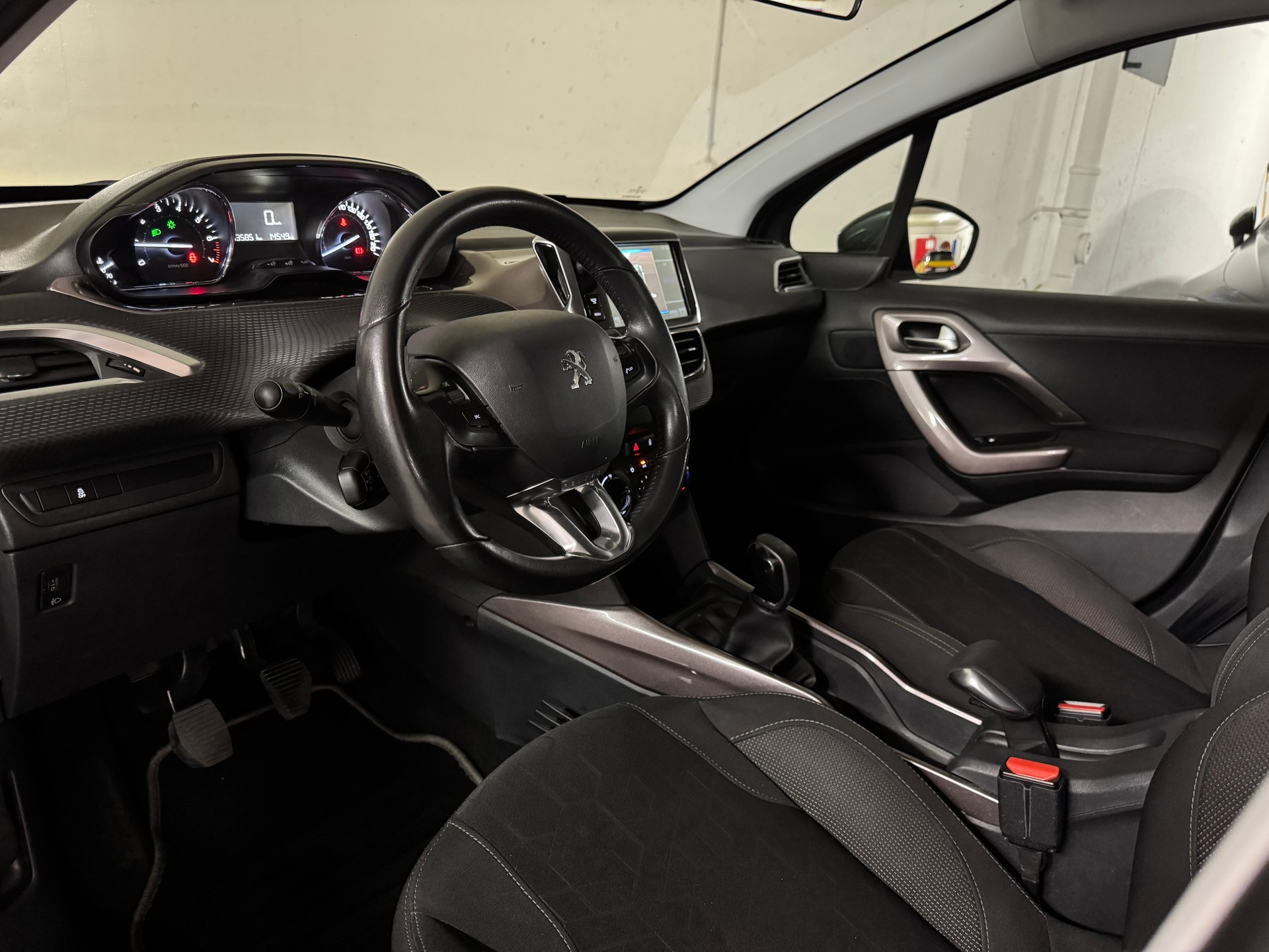PEUGEOT 2008 1.2 VTI Active-image-8