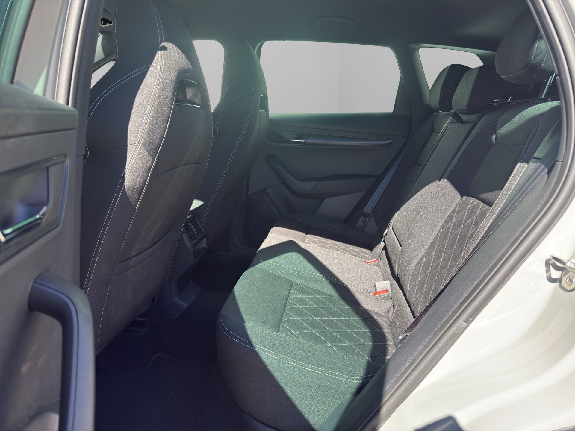 SKODA Karoq 1.5 TSI SportLine DSG Facelift * 5 Jahre Garantie * Pano * AHK * 8 fach * Kamera *-image-7
