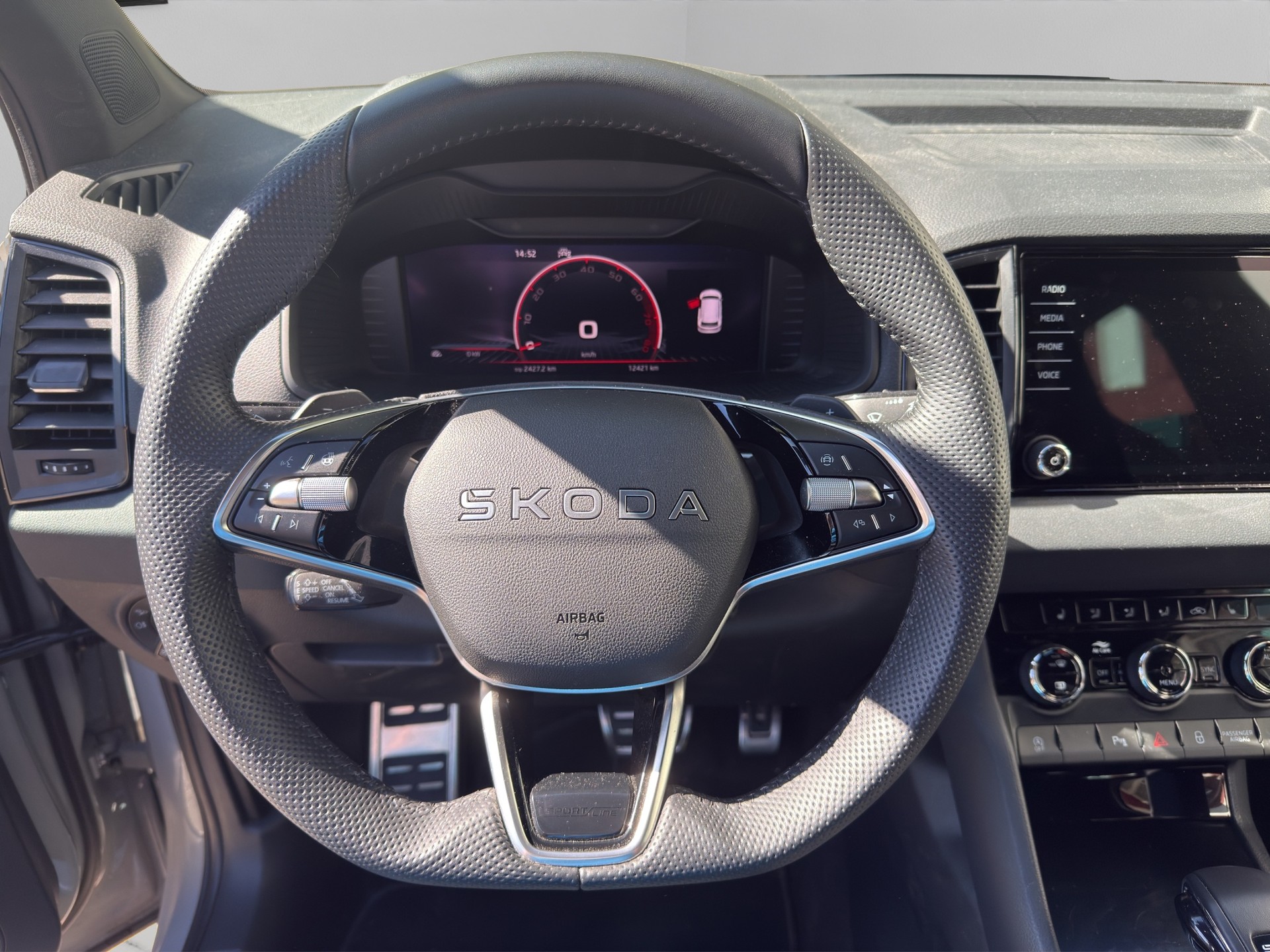 SKODA Karoq 1.5 TSI SportLine DSG Facelift * 5 Jahre Garantie * Pano * AHK * 8 fach * Kamera *-image-10