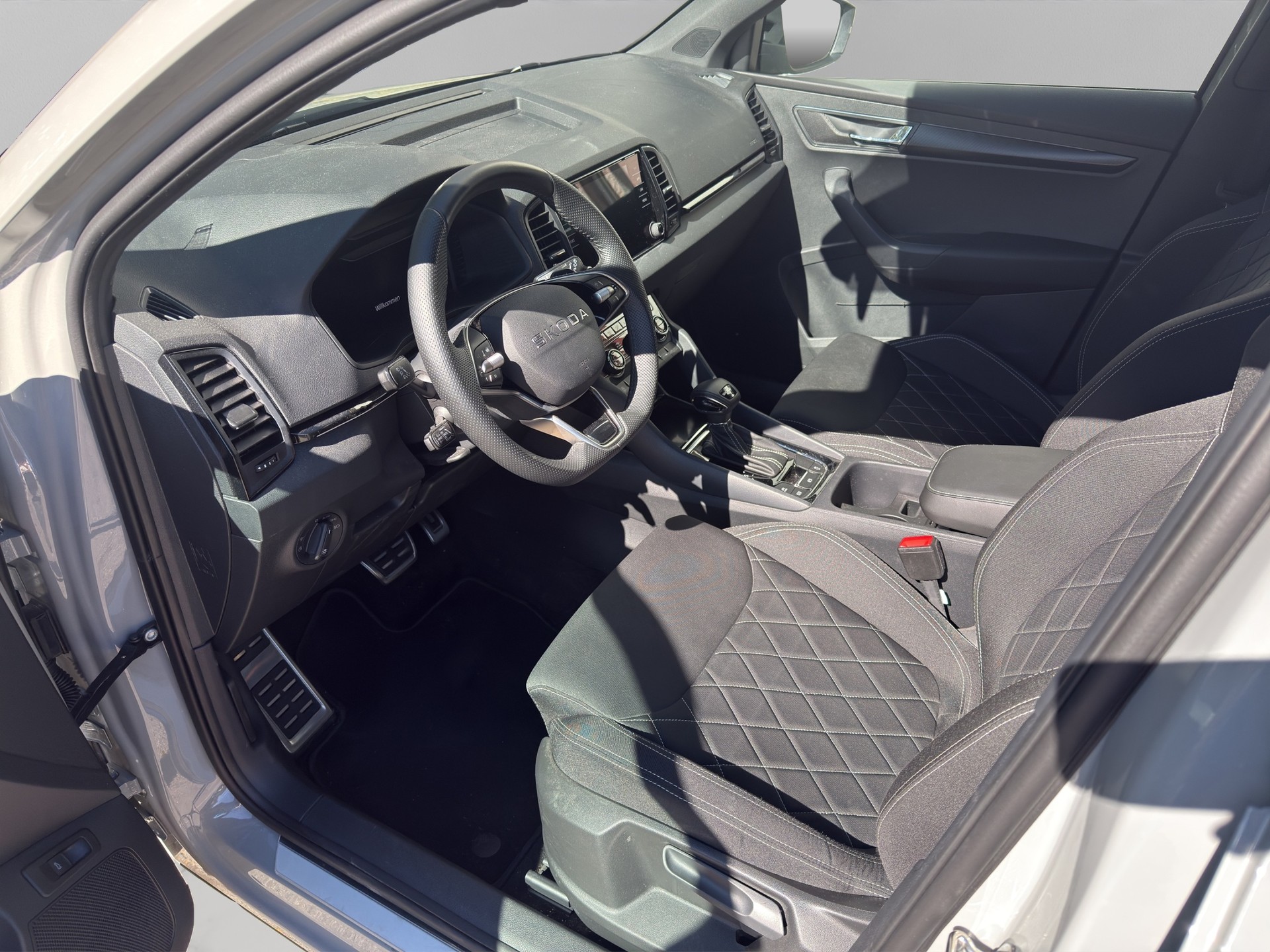 SKODA Karoq 1.5 TSI SportLine DSG Facelift * 5 Jahre Garantie * Pano * AHK * 8 fach * Kamera *-image-6