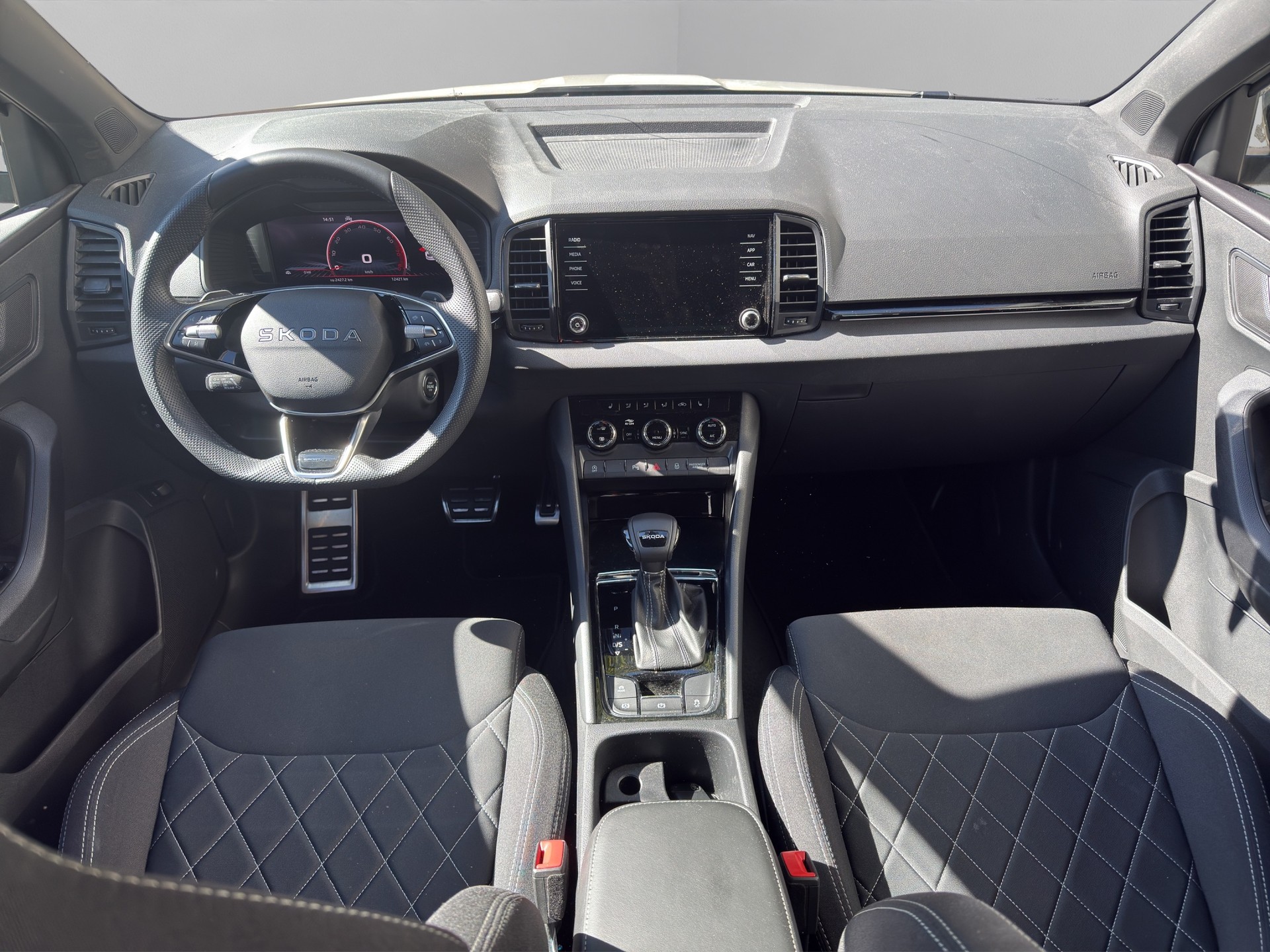 SKODA Karoq 1.5 TSI SportLine DSG Facelift * 5 Jahre Garantie * Pano * AHK * 8 fach * Kamera *-image-9