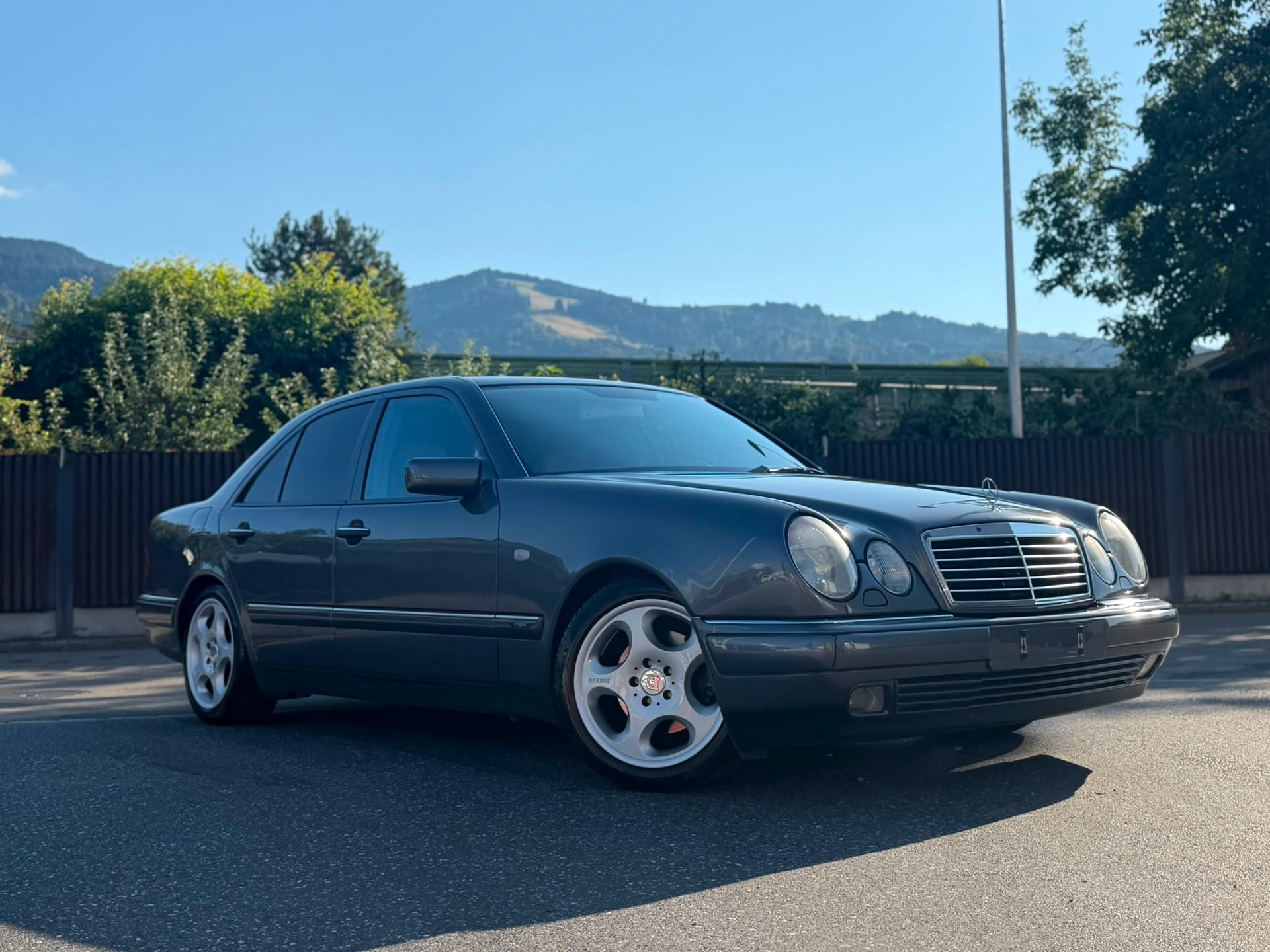 MERCEDES-BENZ E 320 Avantgarde Automatic Grey&Black-image-3