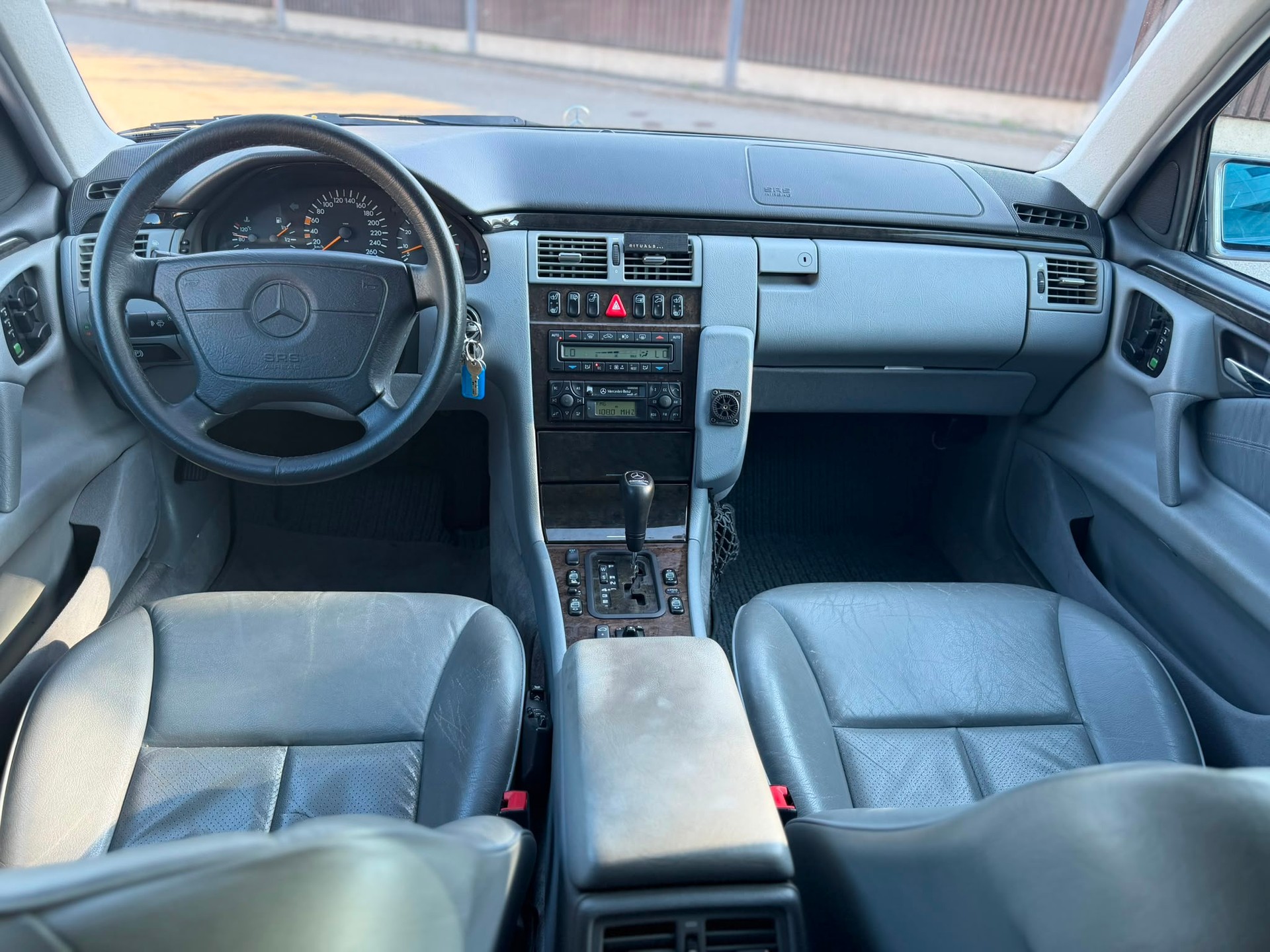 MERCEDES-BENZ E 320 Avantgarde Automatic Grey&Black-image-8