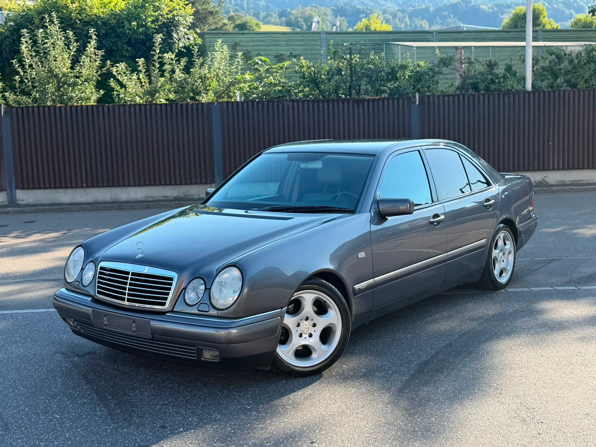 MERCEDES-BENZ E 320 Avantgarde Automatic Grey&Black-image-1